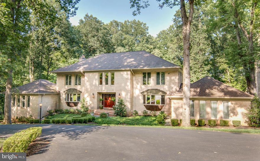 Beautiful "Aspen inspired" whole house reno in close-in Potomac on 2 ac w/5 bd (opt 6th), 4 fb & 3 hb. Fabulous chef's kit, family rm w/wood beams, spacious dining rm, exceptional master suite with pretty views, w/o ll w/2nd fam rm + fp & wet bar/mini kit, great for entertaining & adj to the lge patio w/ gas fire pit. Close proximity to The Village shops & dining; great bike path and more!!!