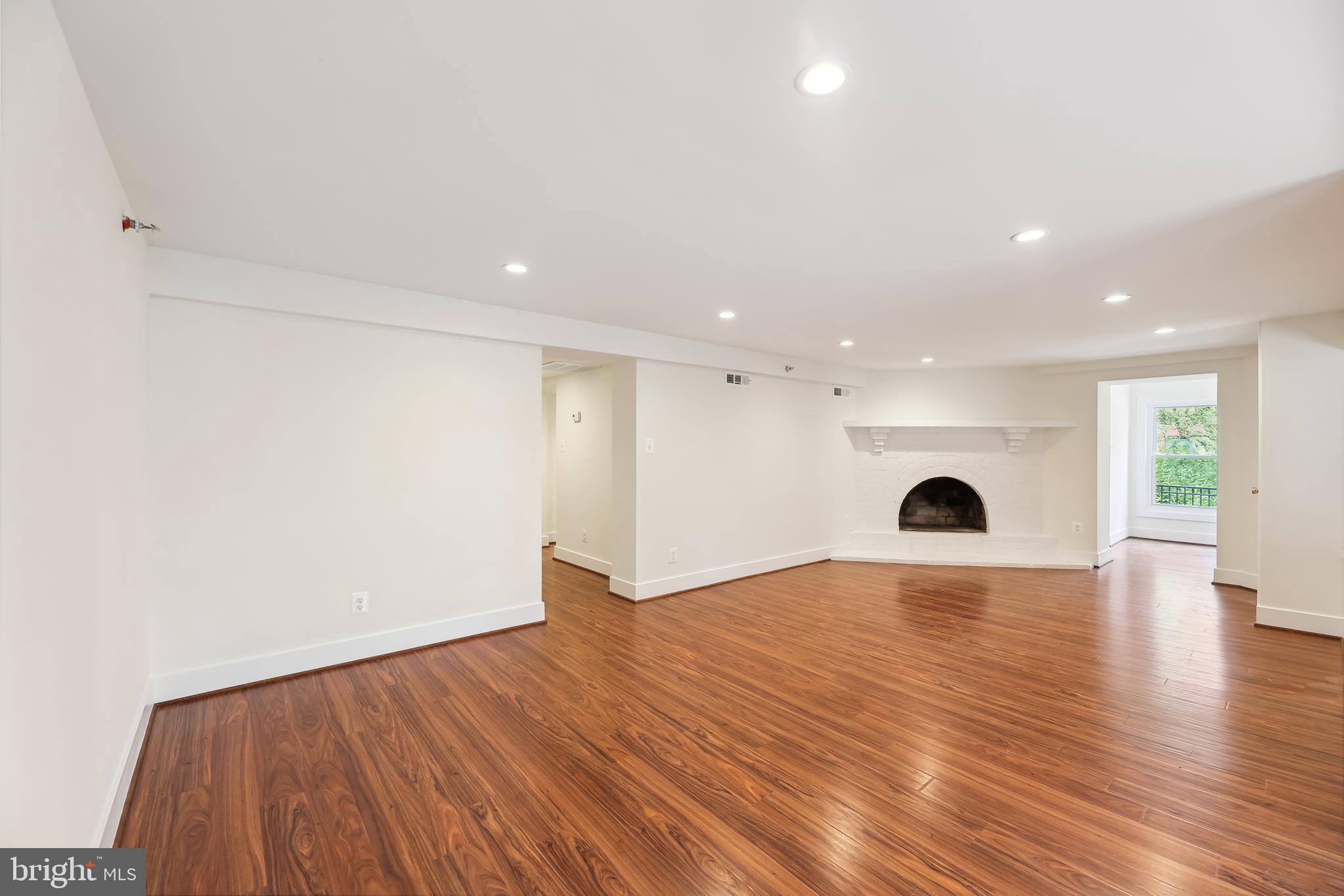 ROSSLYN - Residential Lease