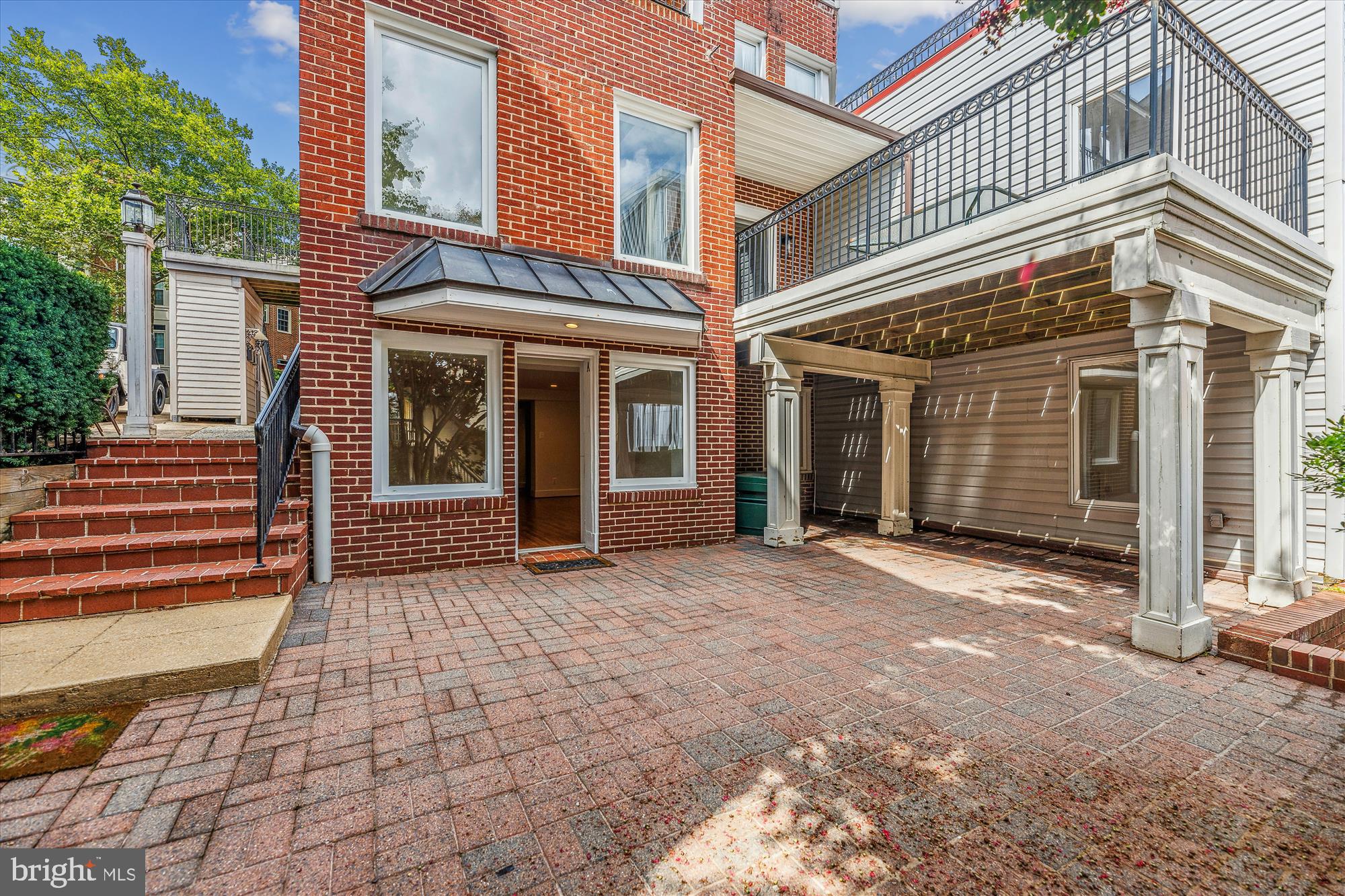 ROSSLYN - Residential Lease