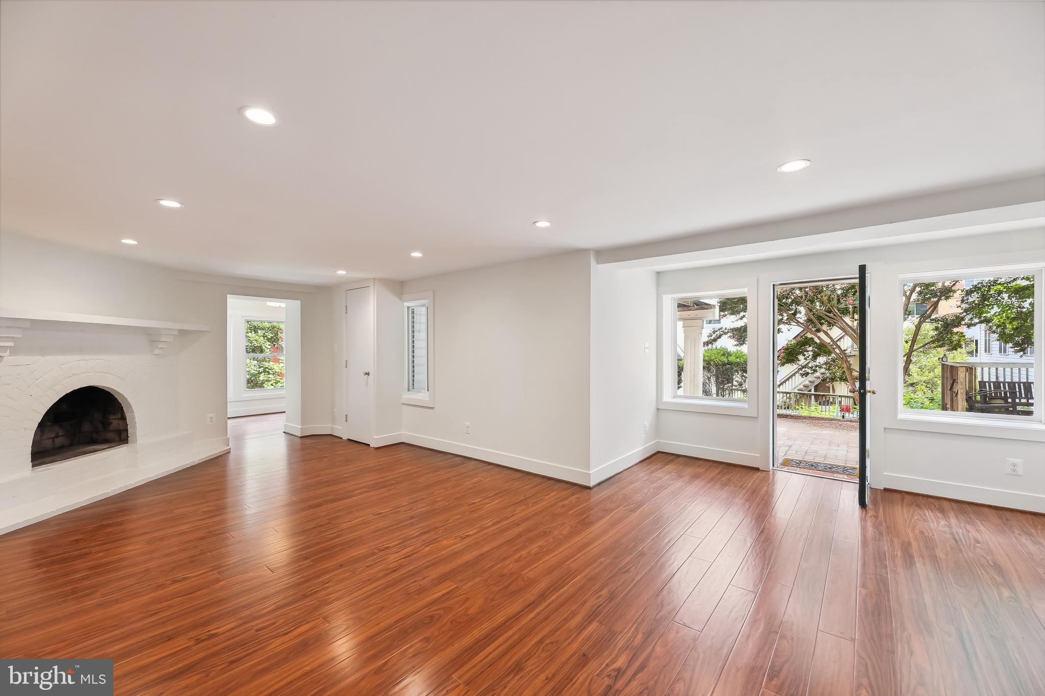 ROSSLYN - Residential Lease