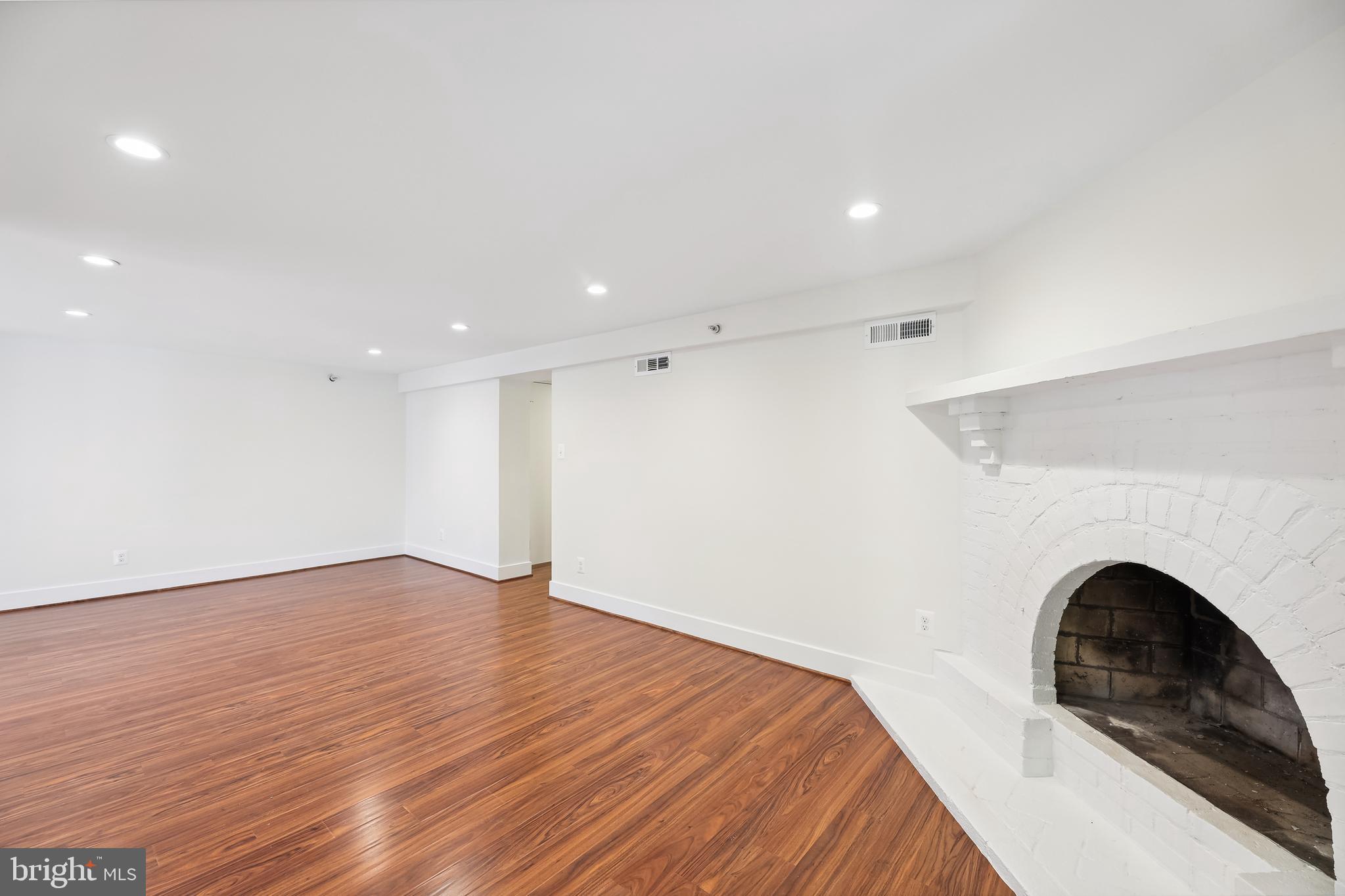 ROSSLYN - Residential Lease