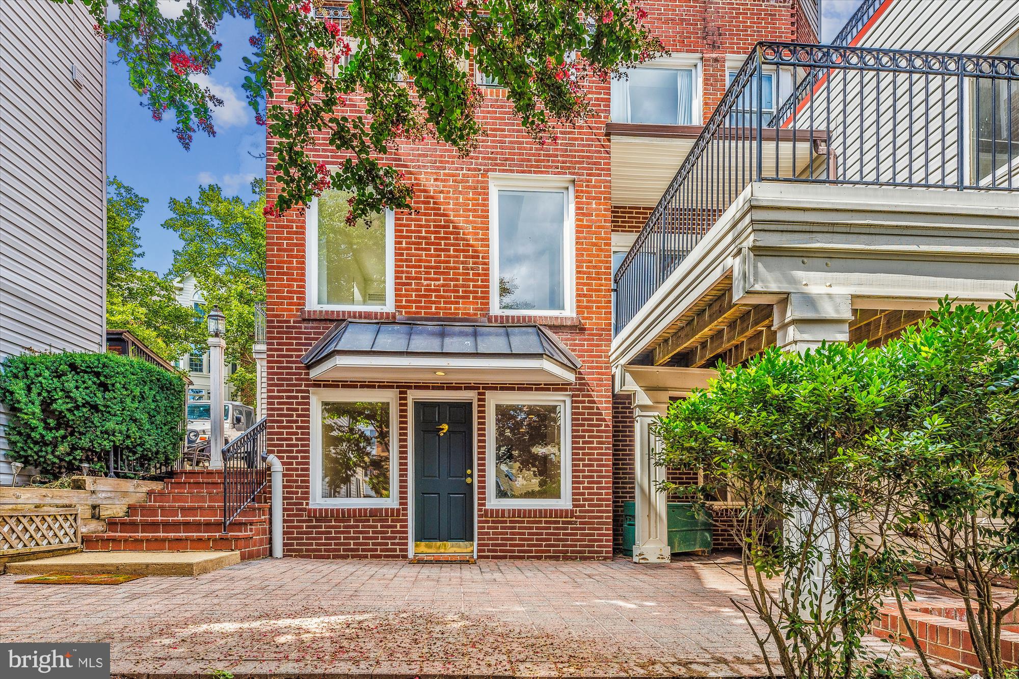 ROSSLYN - Residential Lease