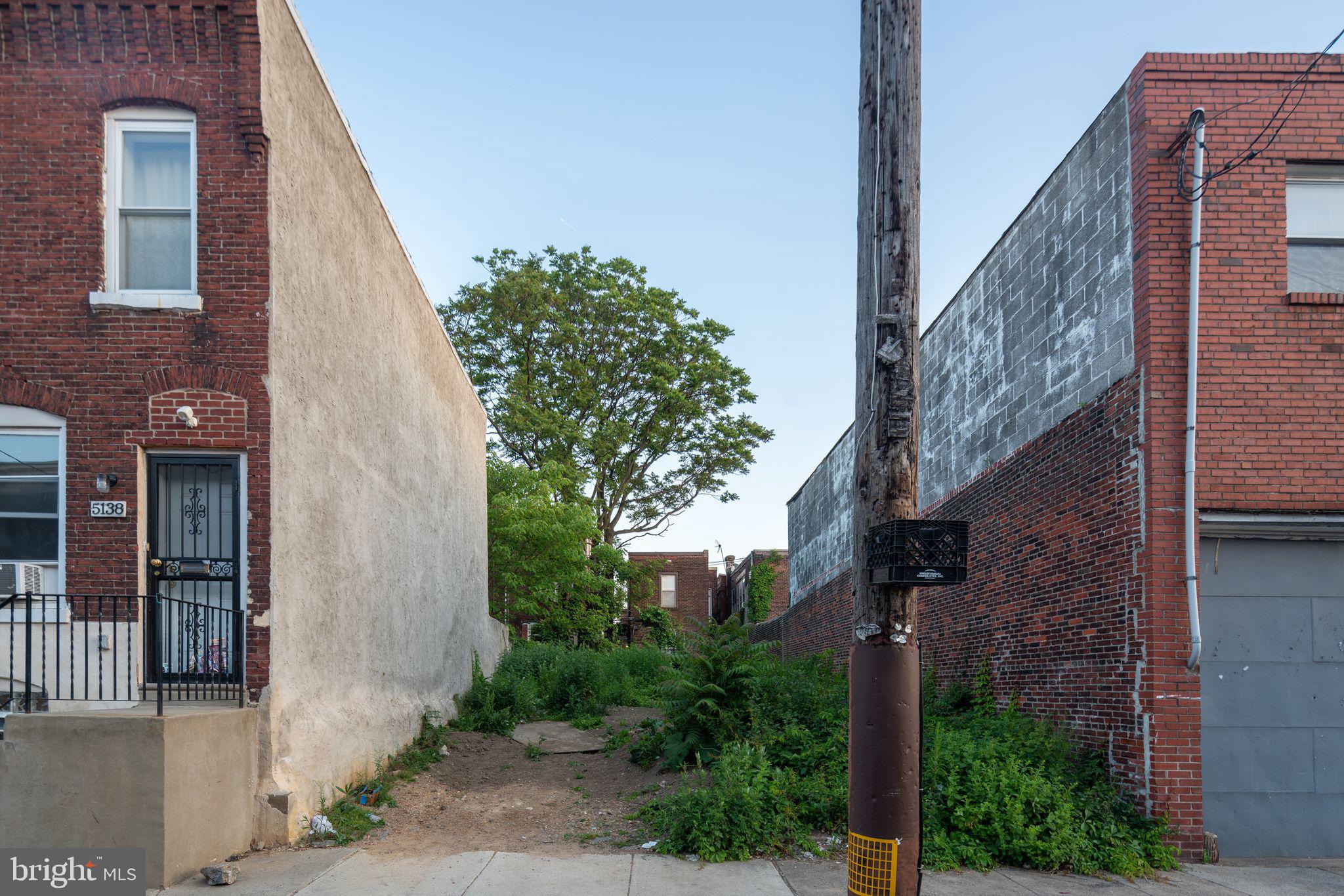 WALNUT HILL - Land
