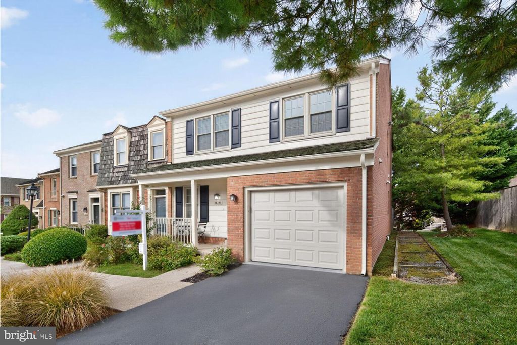 Photo of 15324 Georgian Square Court, ROCKVILLE, MD 20853 (MLS # MDMC2199982)