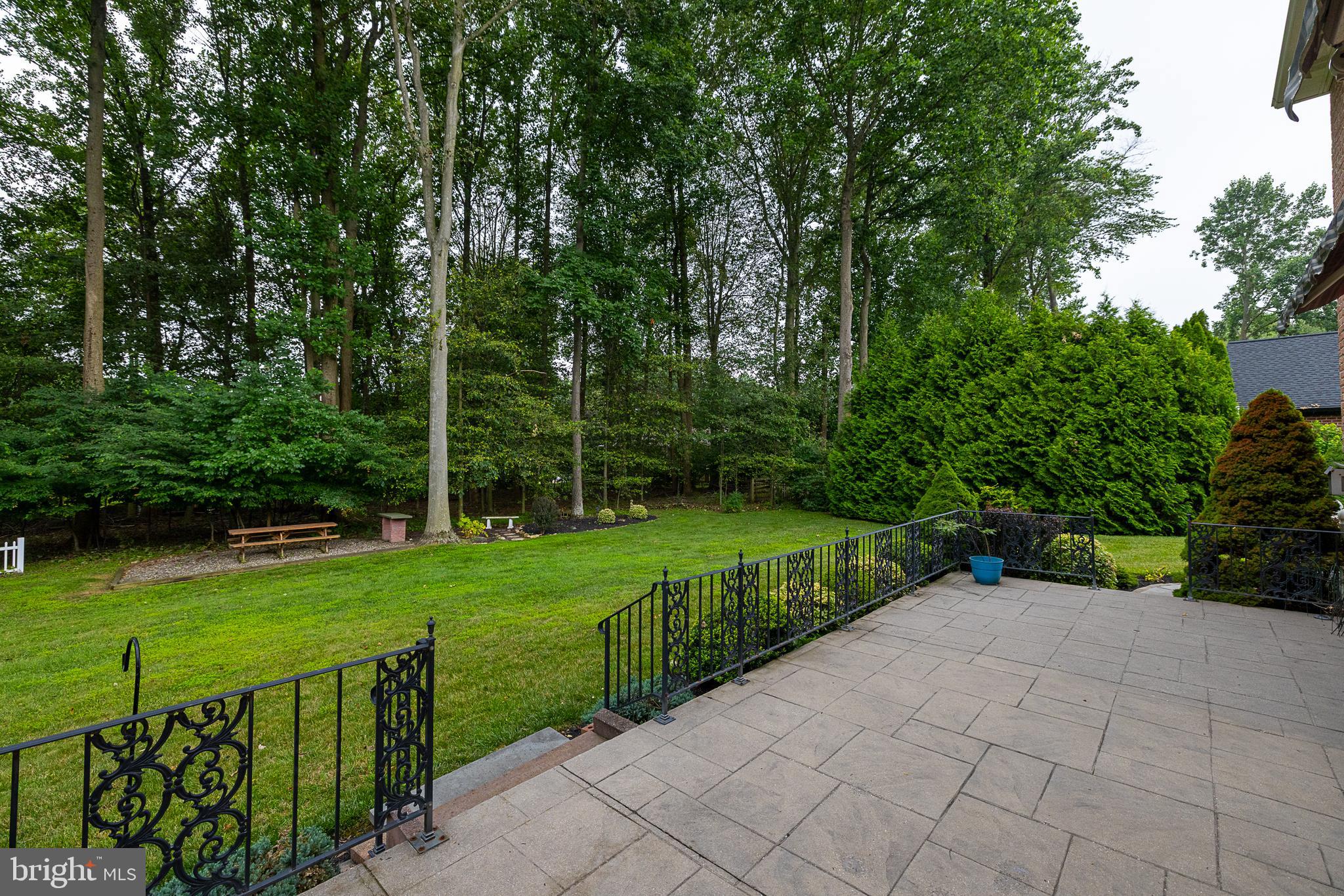 702 GLEN COURT