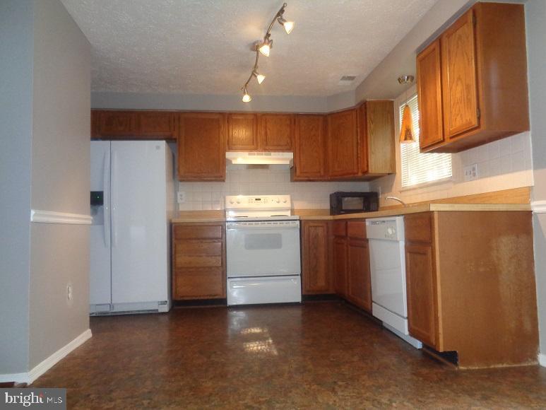 MARLBOROUGH TOWNE - Residential Lease