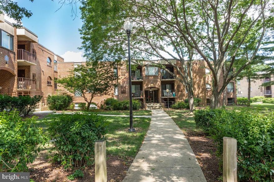 Very cozy condo! New windows, Bamboo Wood Floors, The code fee includes gas heat, water, gas HWH. Community offers a beautiful pool, tennis courts, and a children's playground. Great Location to downtown, shopping and restaurants.