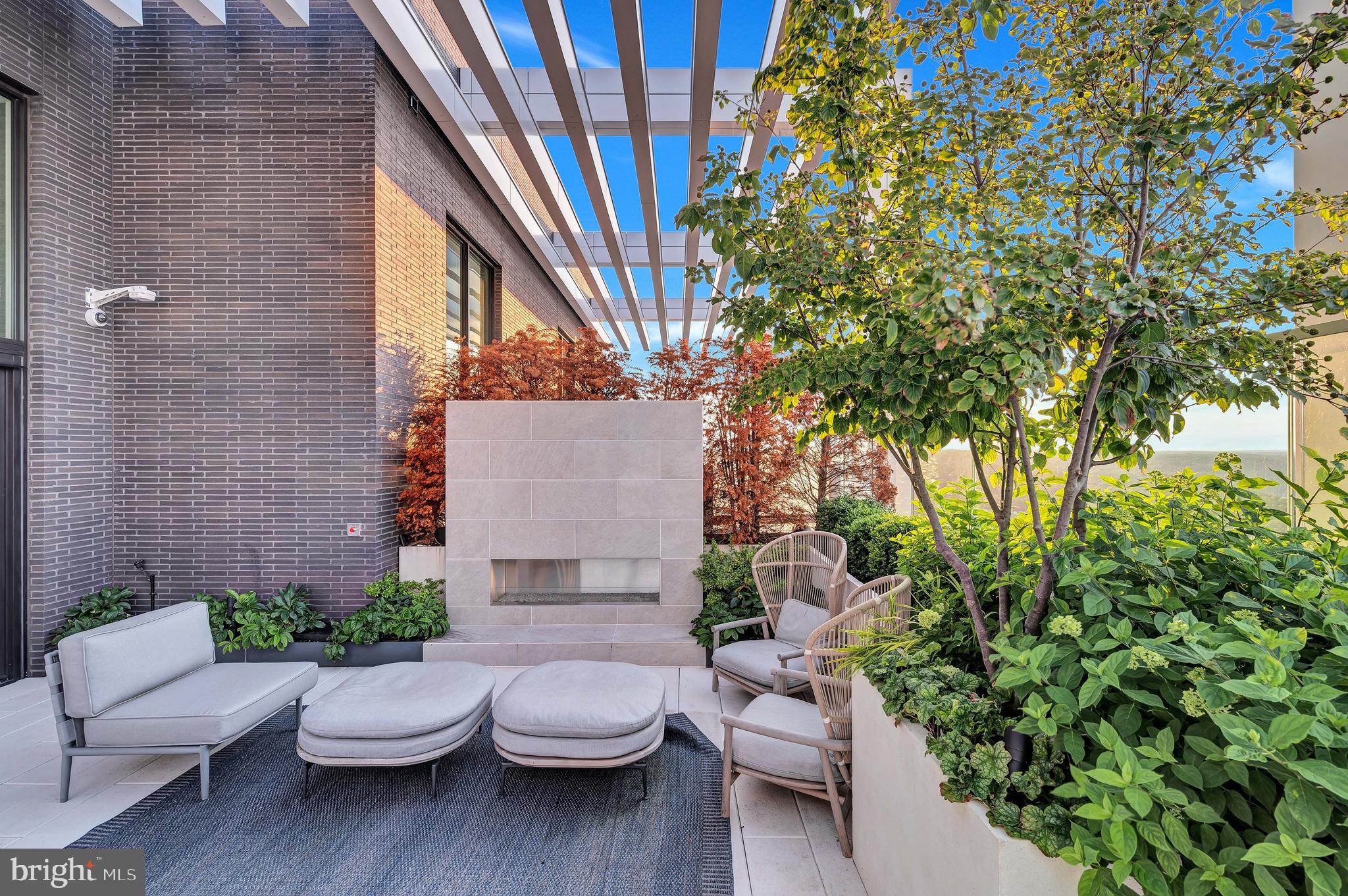 ROSSLYN - Residential Lease