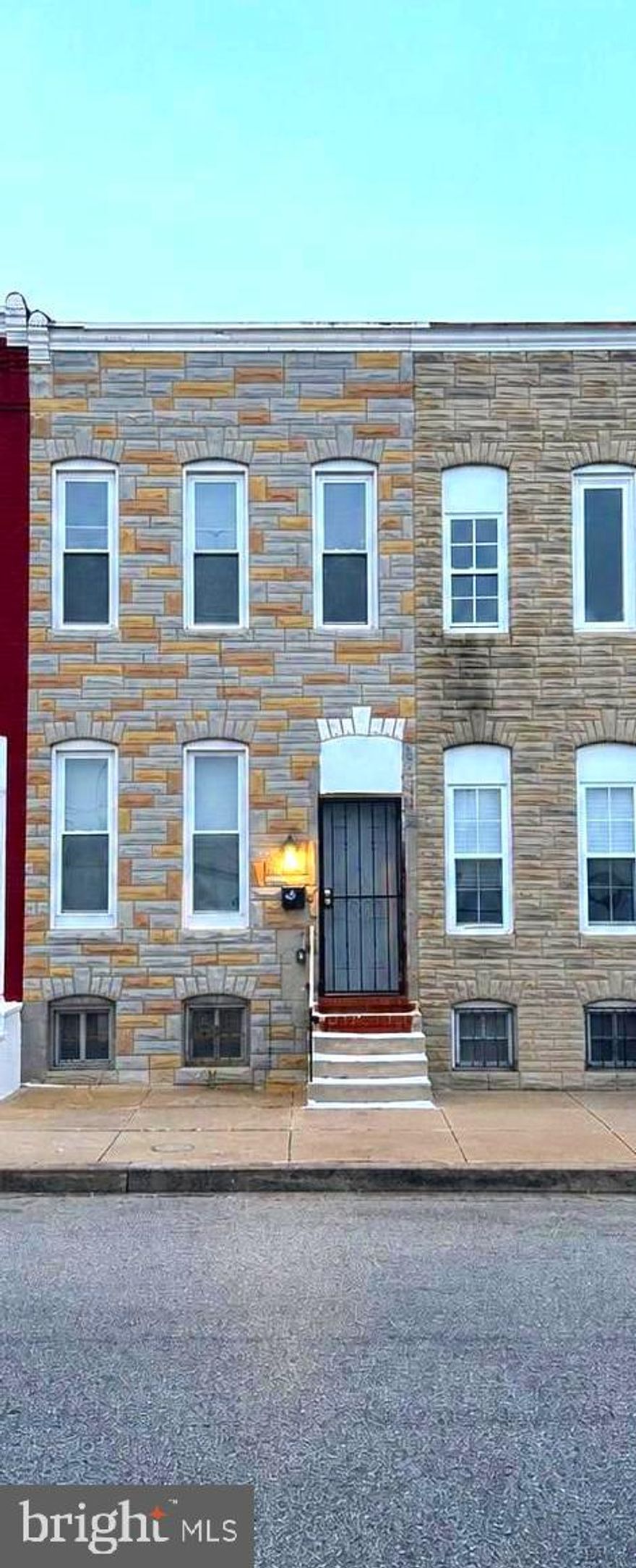 Baltimore Opportunity Alert 
A move-in-ready 3BR/2.5BA rowhome on a quiet block close to Downtown Baltimore is officially available.
Whether you’re searching for your first home, upgrading your space, or looking for a strong rental opportunity — this property checks the boxes.