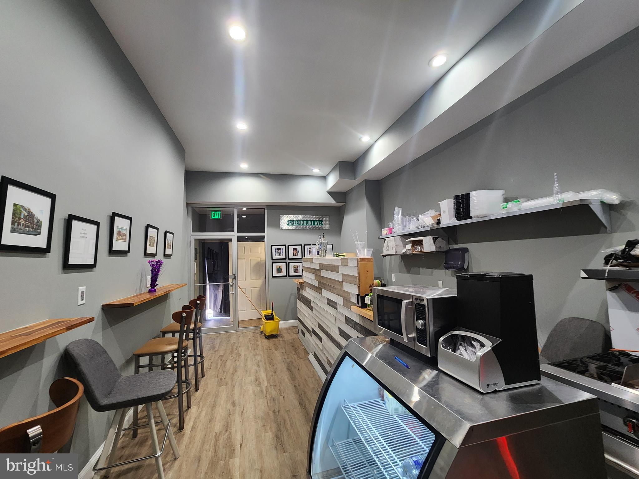 BARCLAY - Commercial Sale