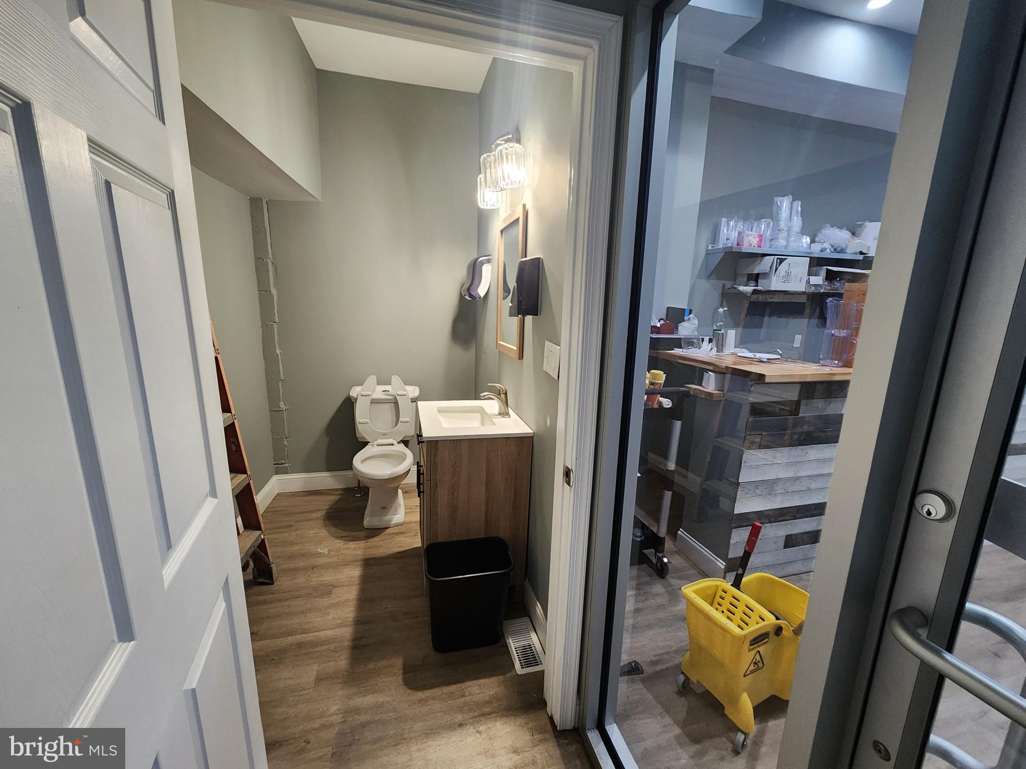 BARCLAY - Commercial Sale