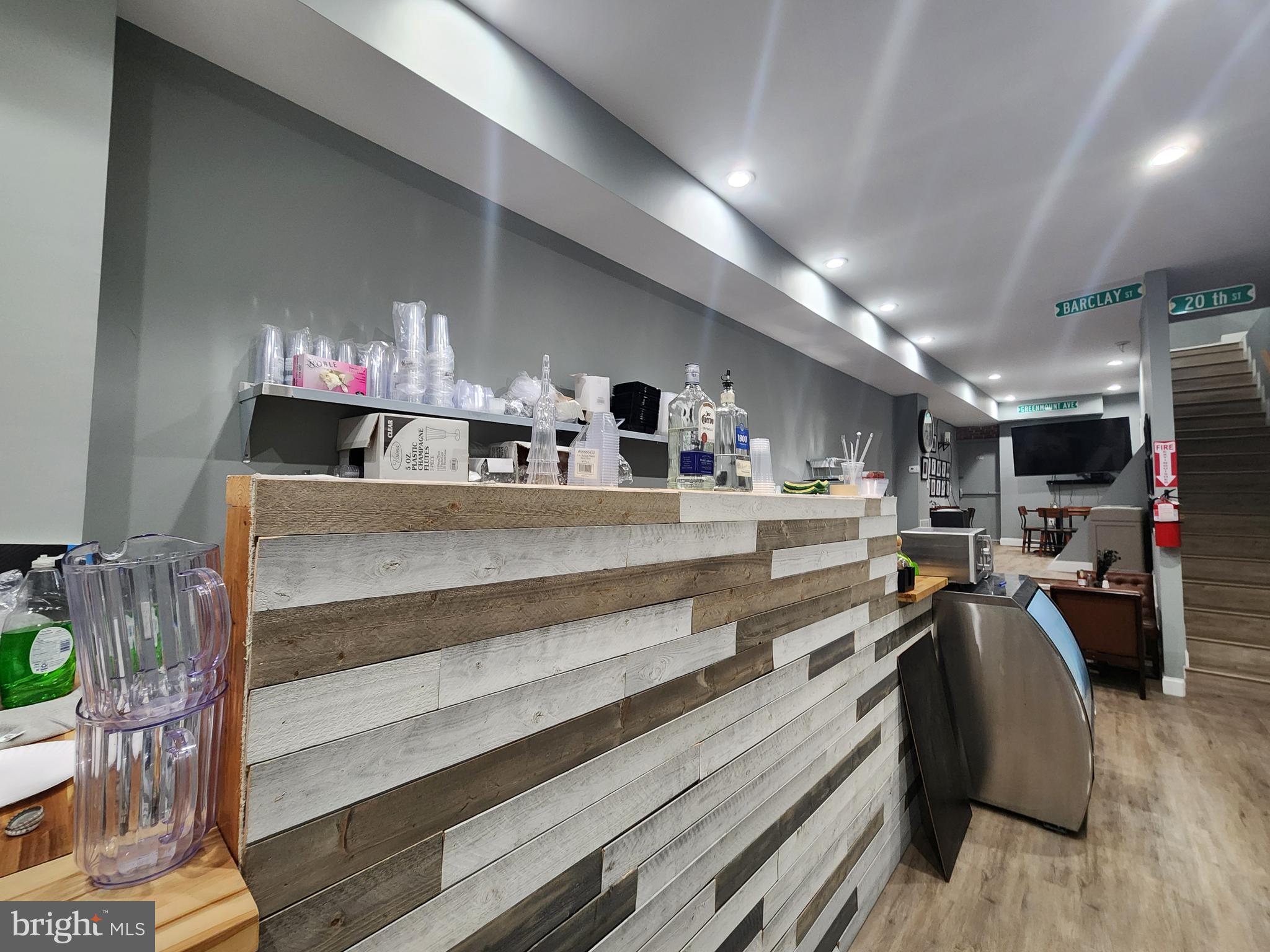 BARCLAY - Commercial Sale