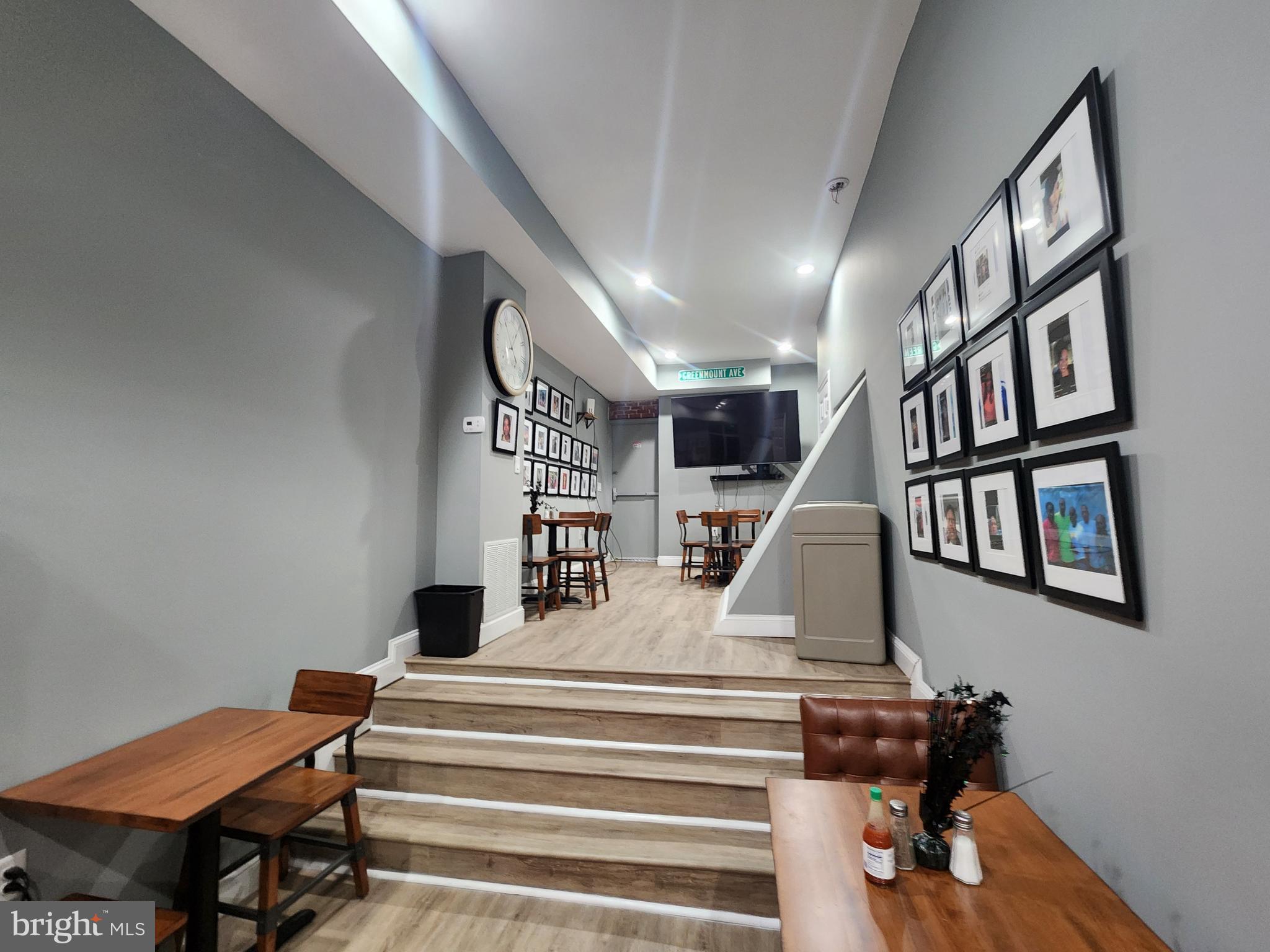 BARCLAY - Commercial Sale