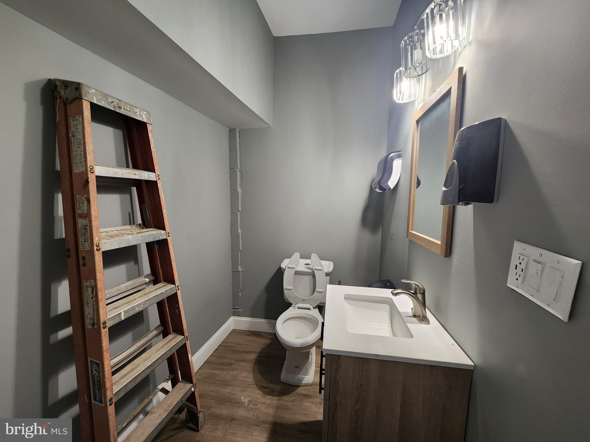 BARCLAY - Commercial Sale