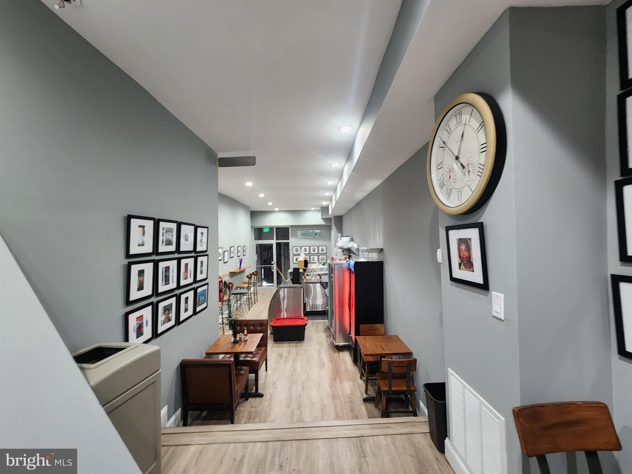 BARCLAY - Commercial Sale