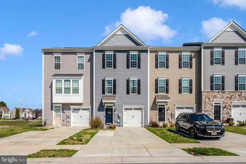 Townhouse For Sale - 220 Longley Green Drive<br/> Frederick County, WALKERSVILLE, MD 21793