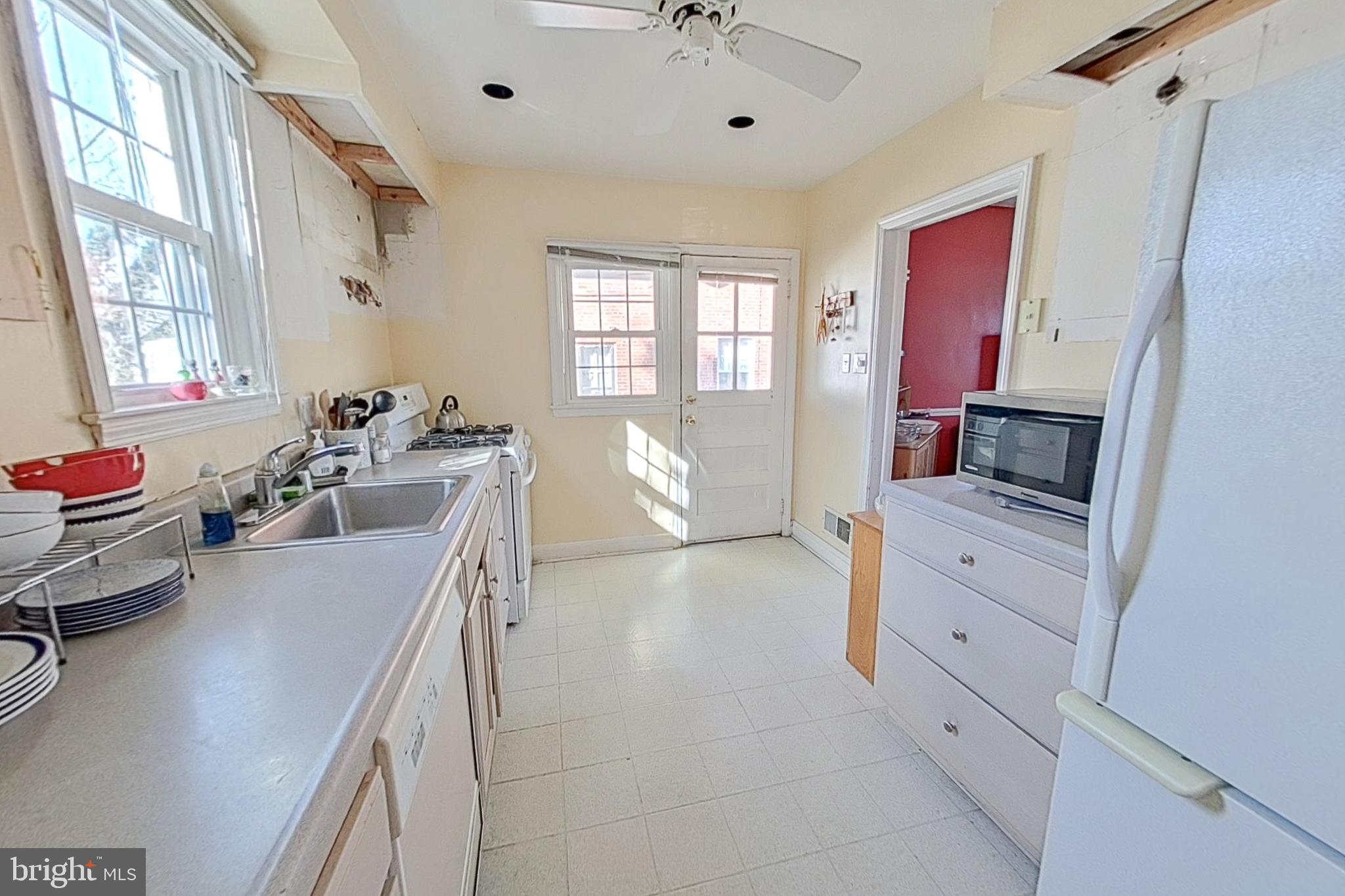 COLONIAL VILLAGE - Residential