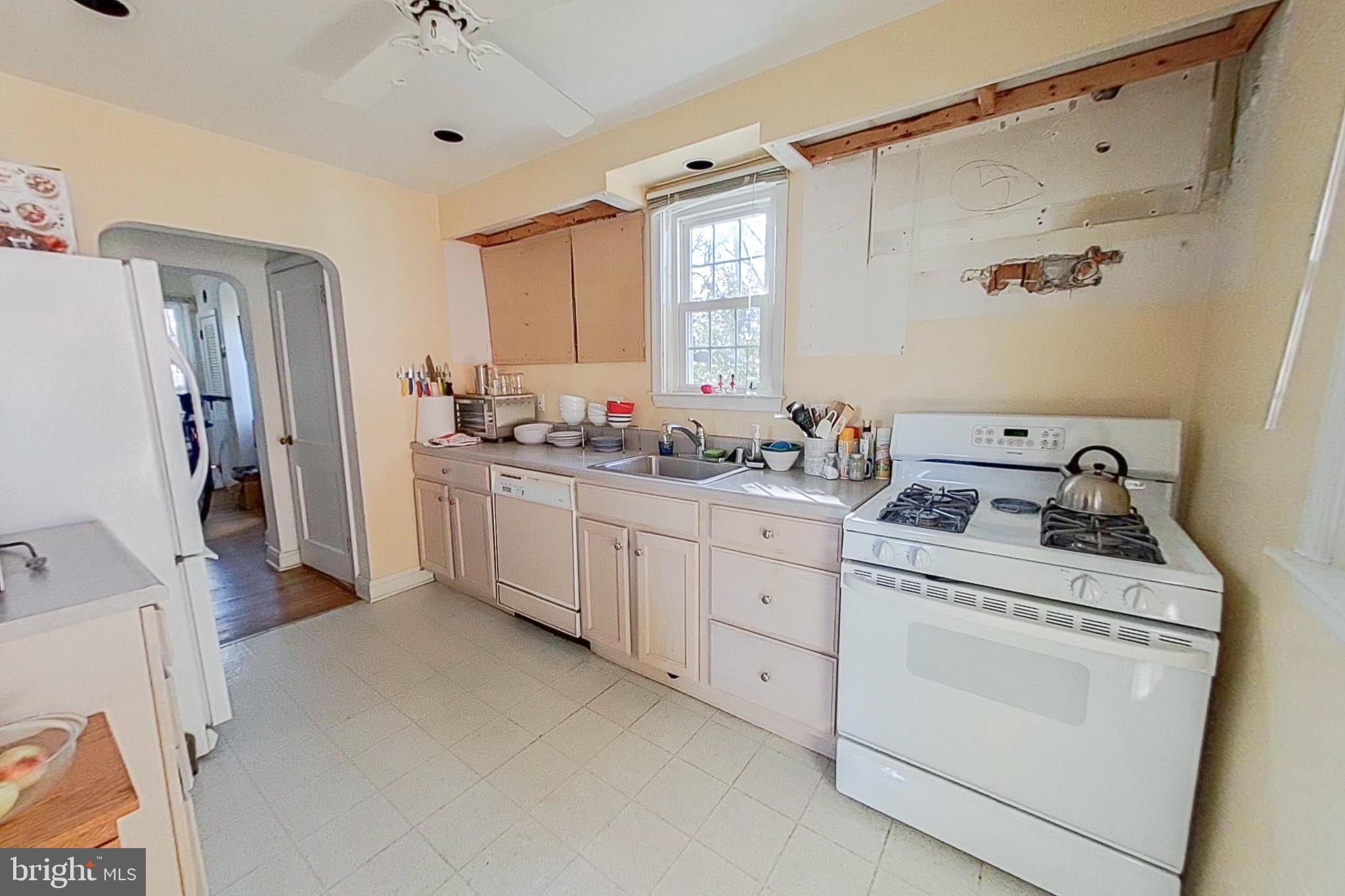 COLONIAL VILLAGE - Residential