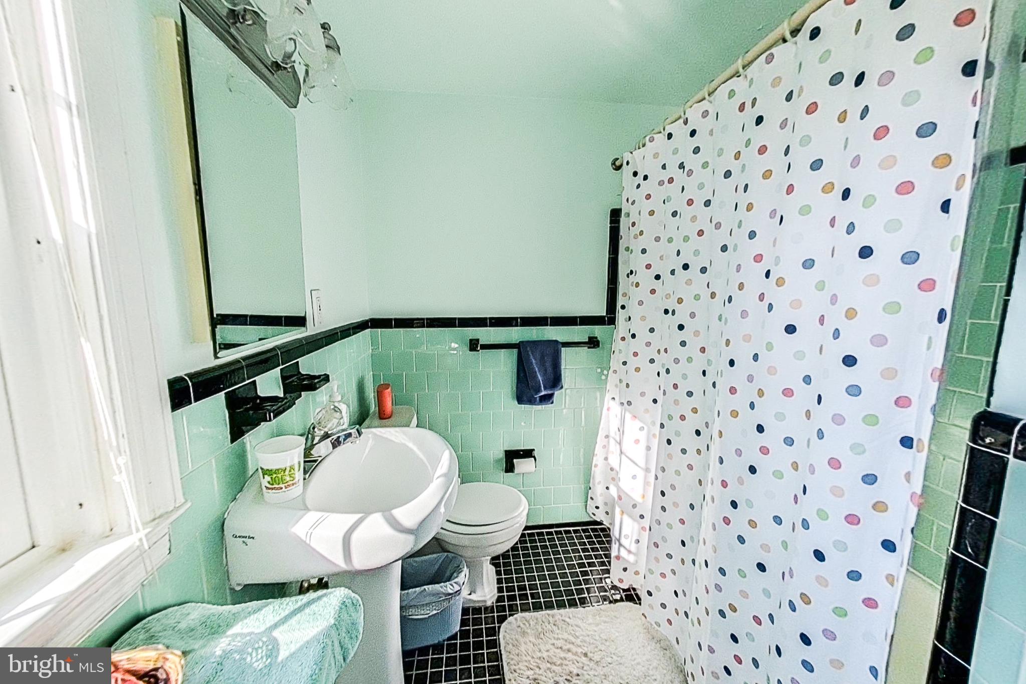 COLONIAL VILLAGE - Residential