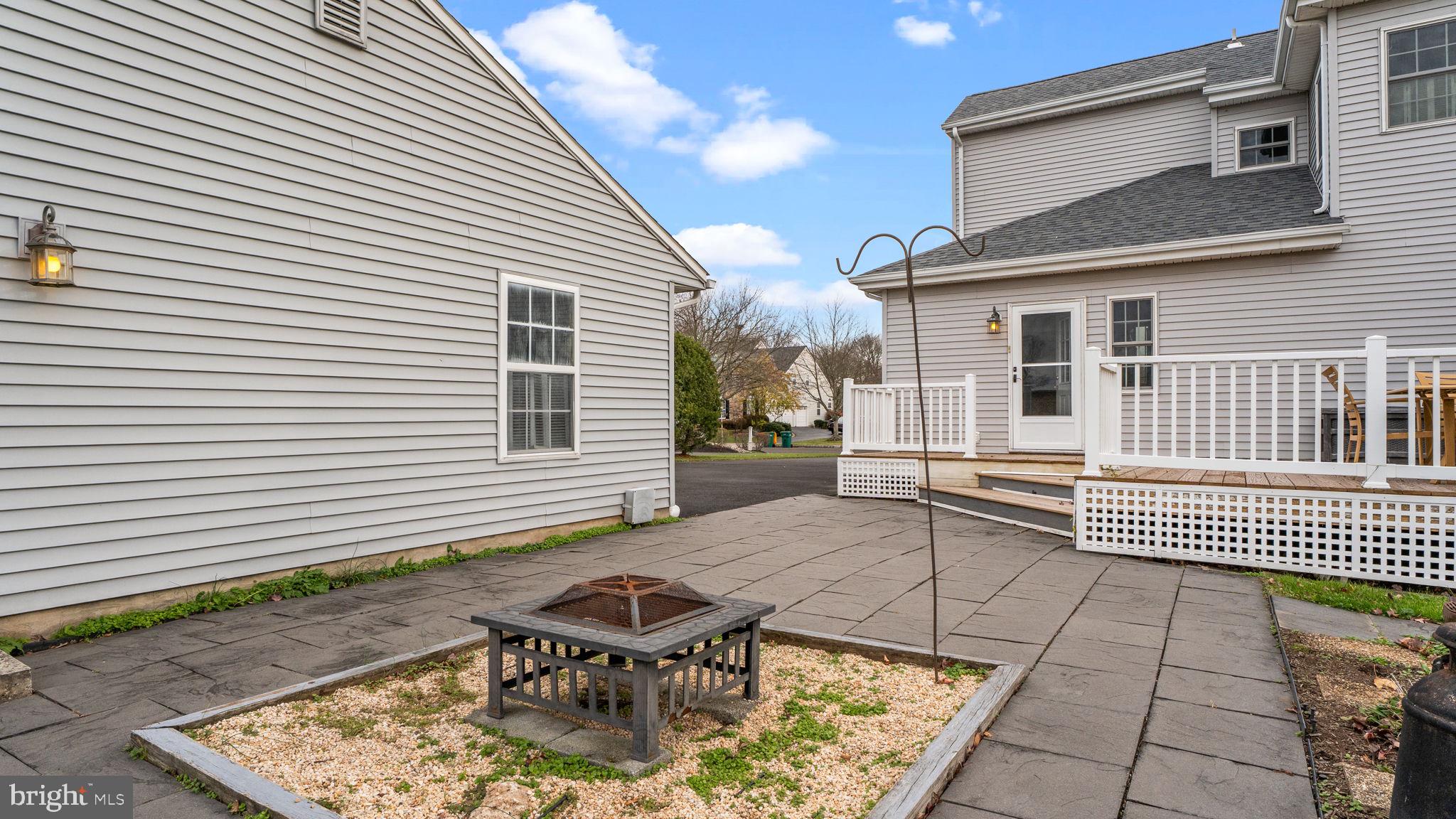 LONGSHORE ESTS - Residential