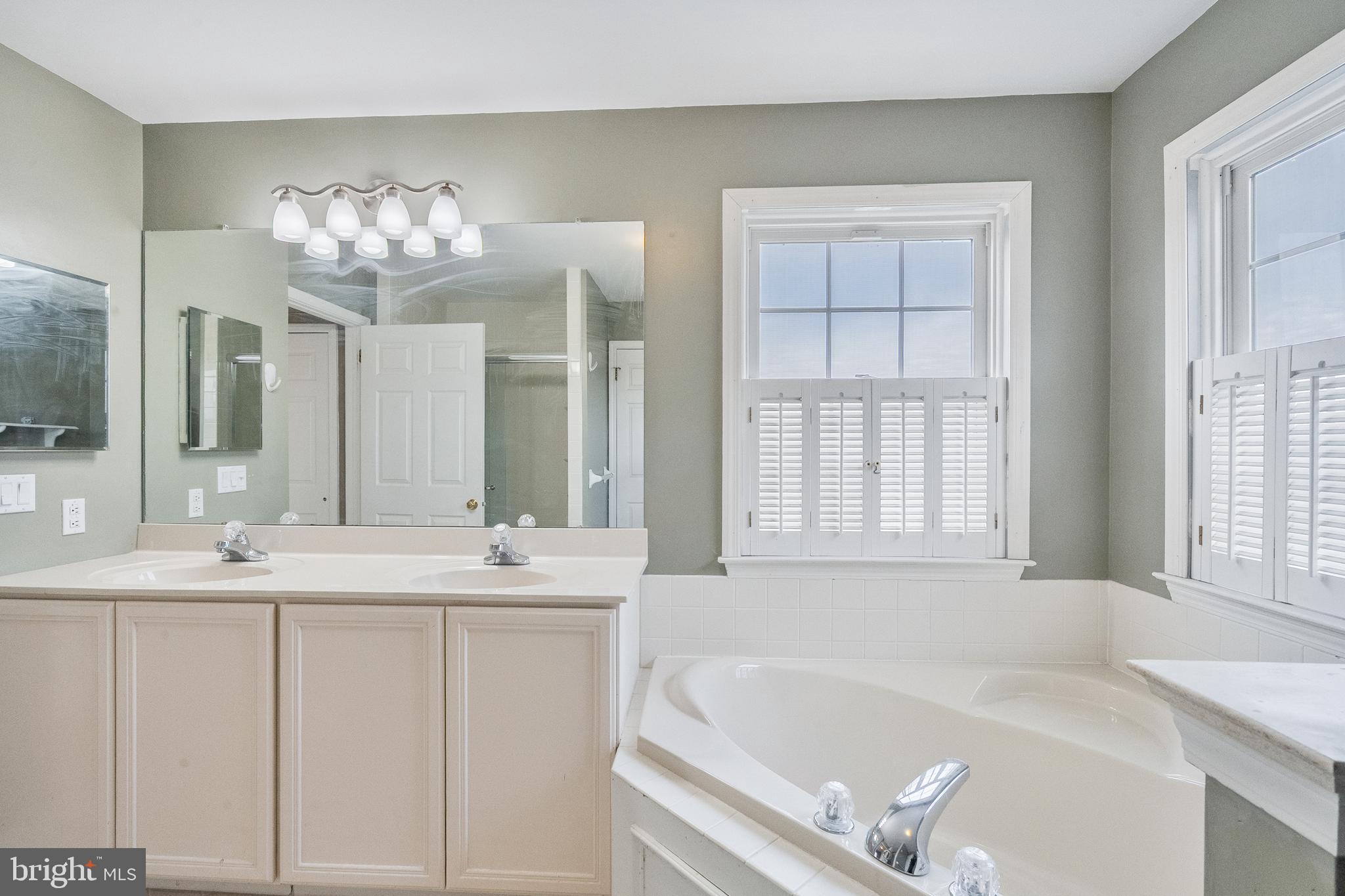 LONGSHORE ESTS - Residential