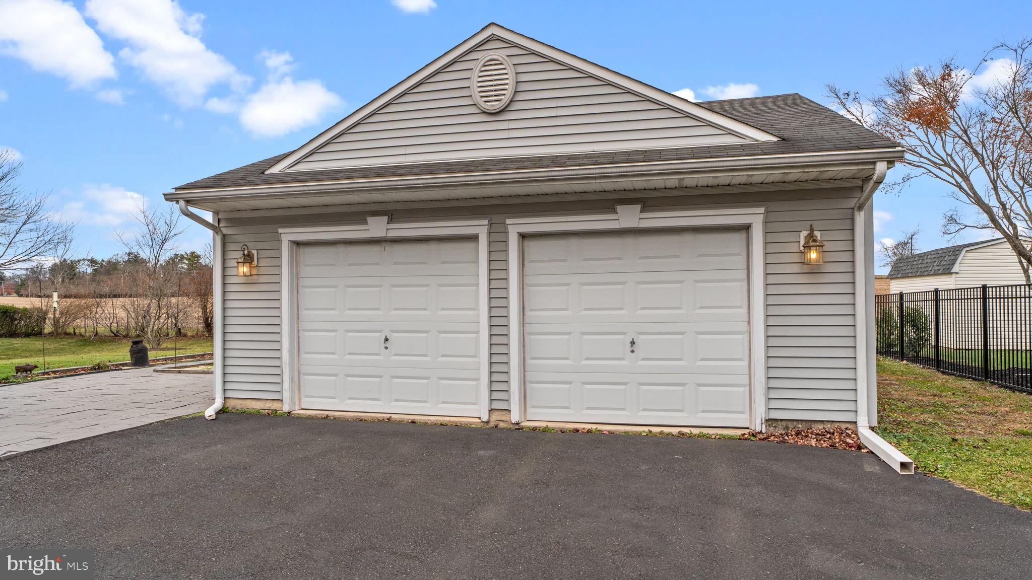 LONGSHORE ESTS - Residential