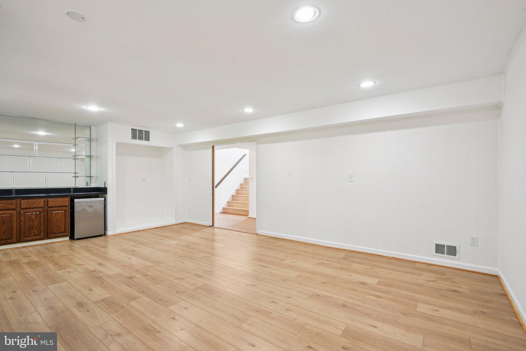 POTOMAC OUTSIDE - Residential