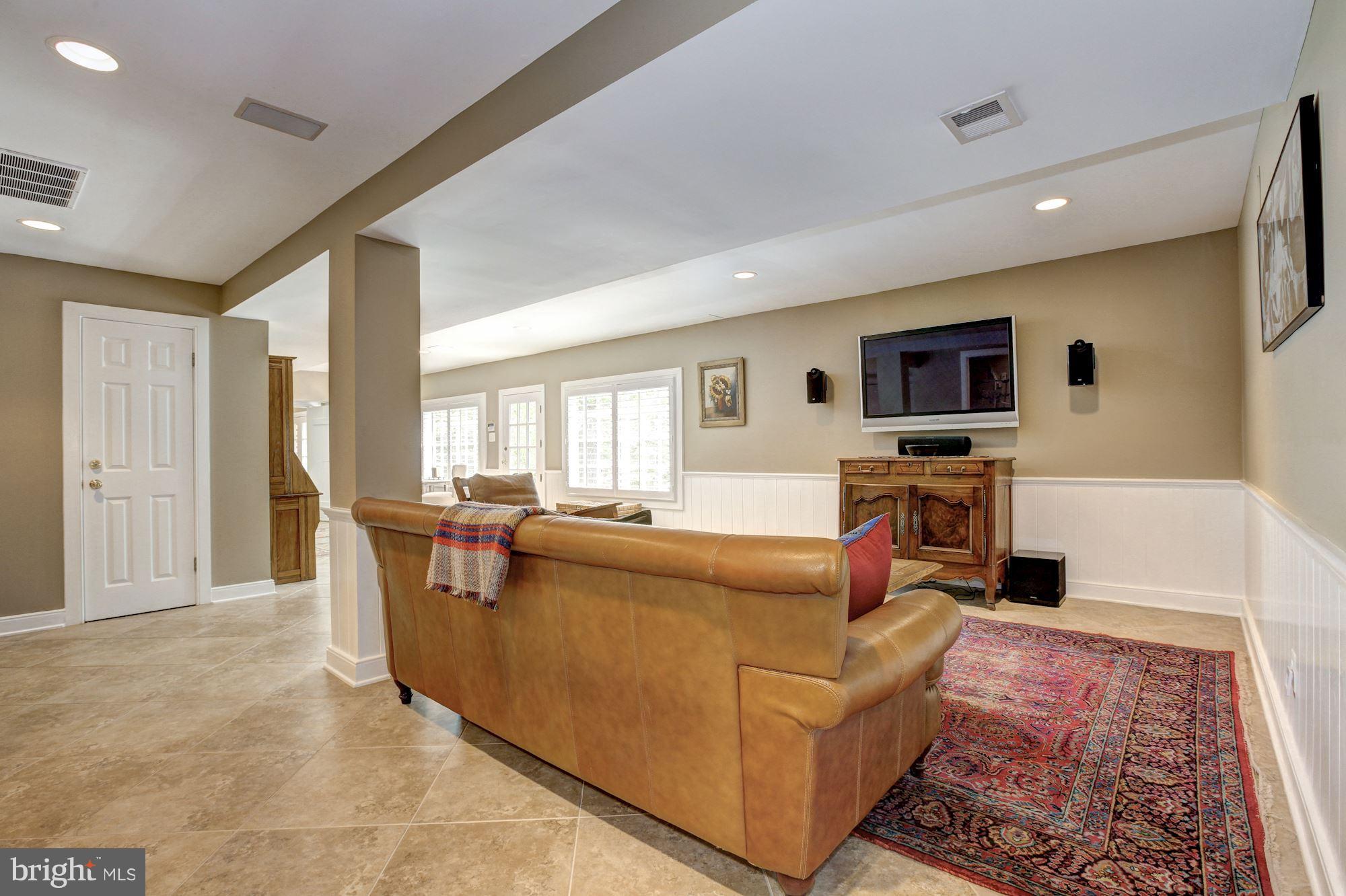 POTOMAC OUTSIDE - Residential