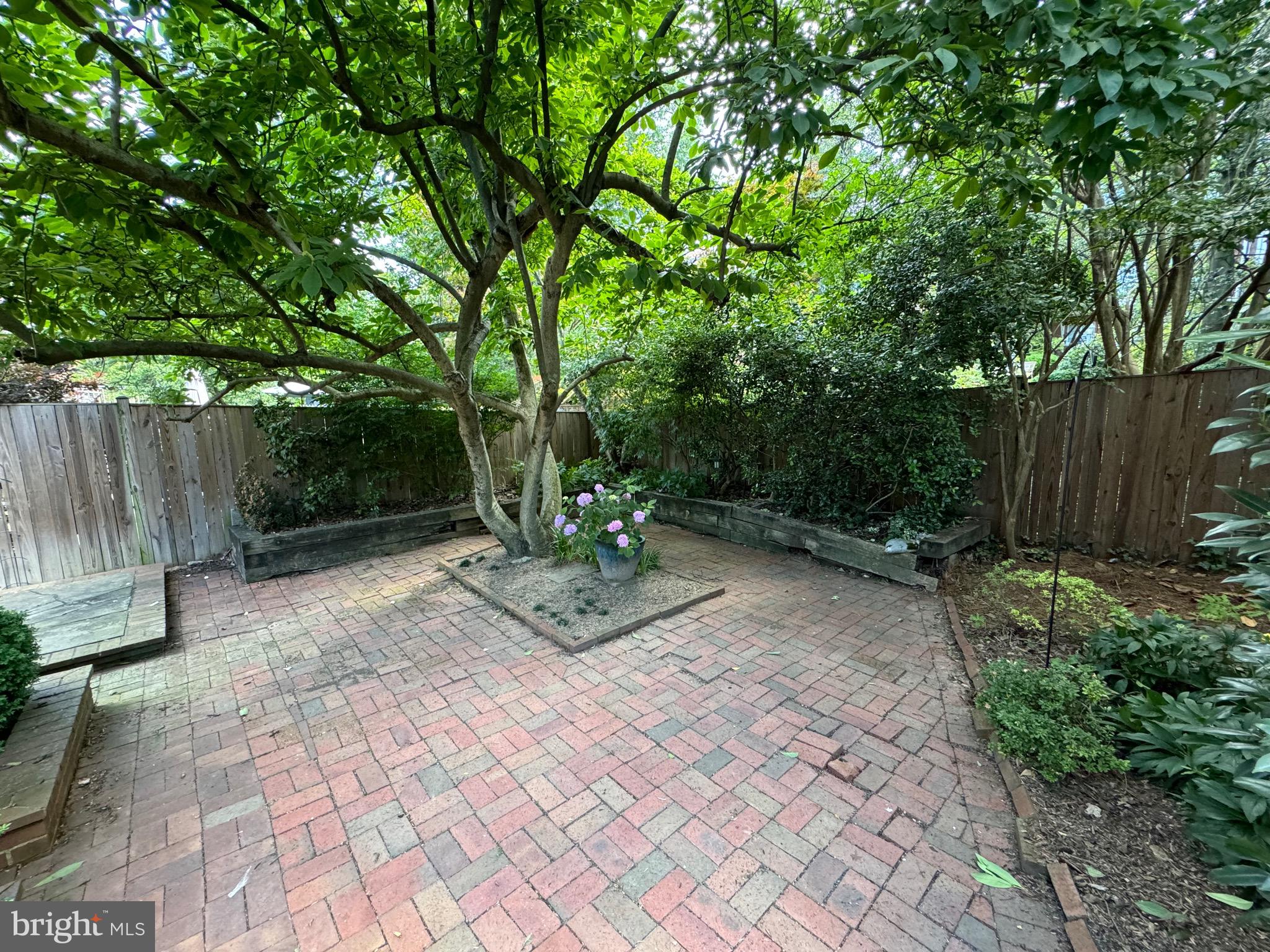 YATES GARDENS - Residential Lease