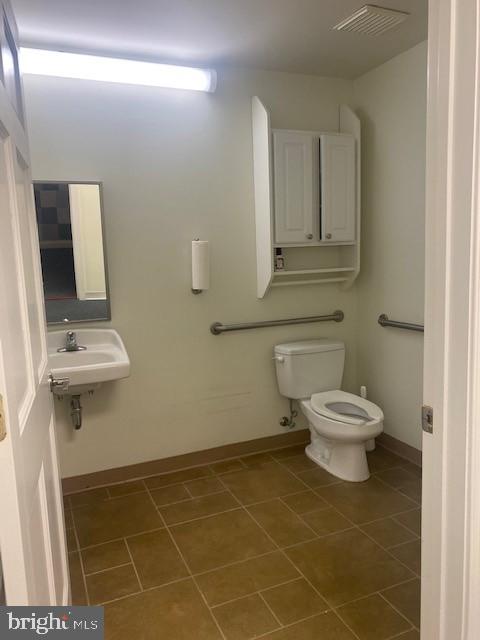 Main image without alt text