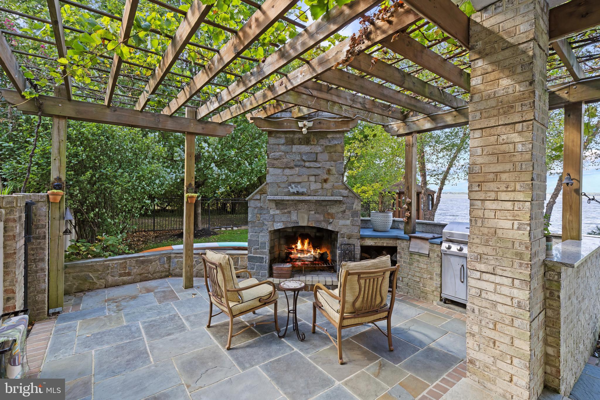 SHADY SIDE - Residential