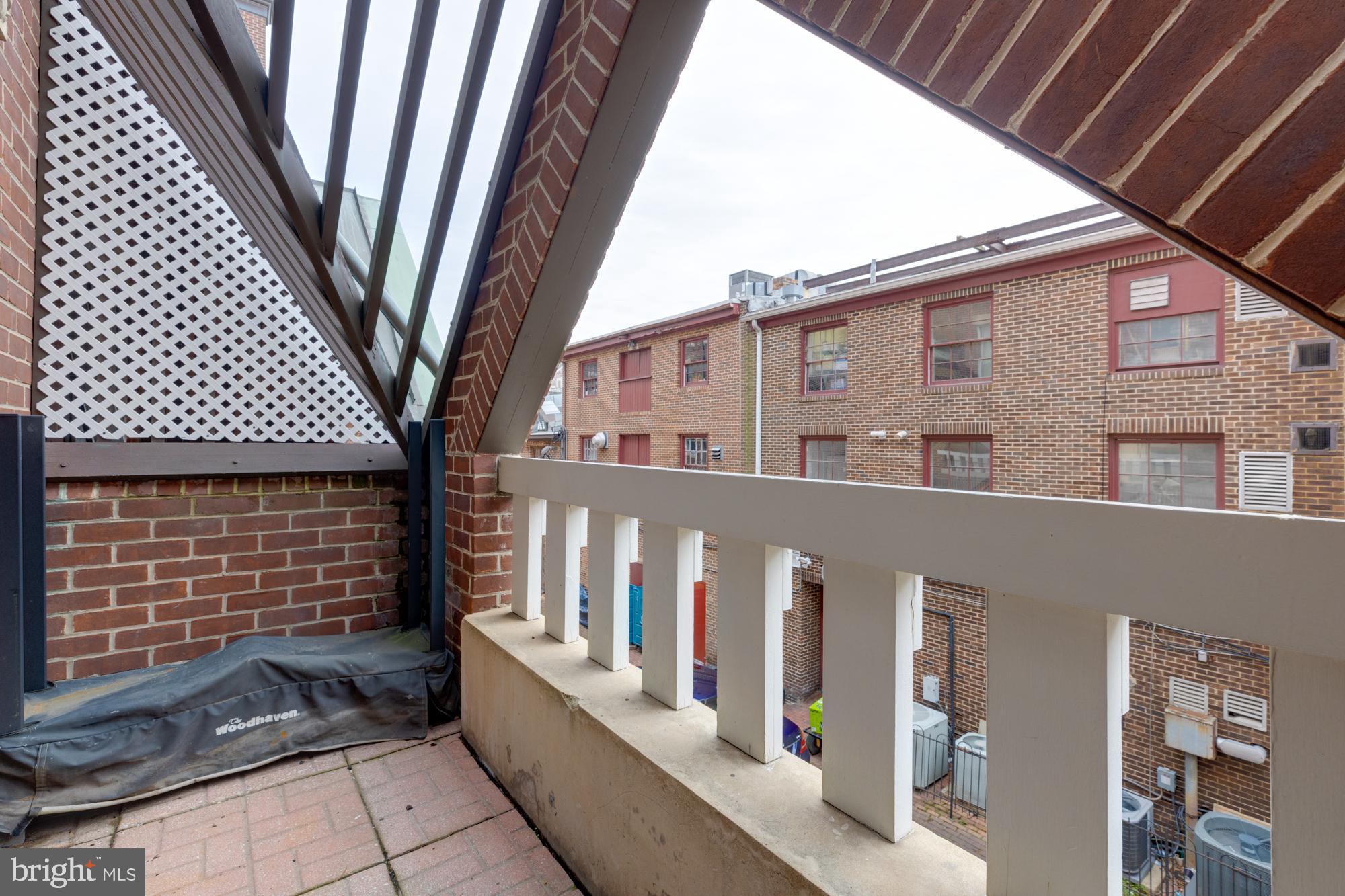 TORPEDO FACTORY - Residential Lease