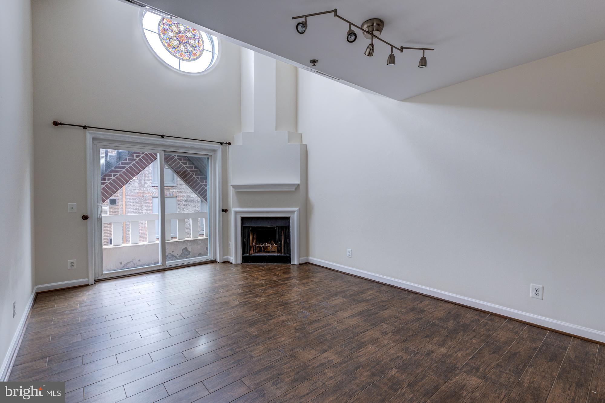 TORPEDO FACTORY - Residential Lease