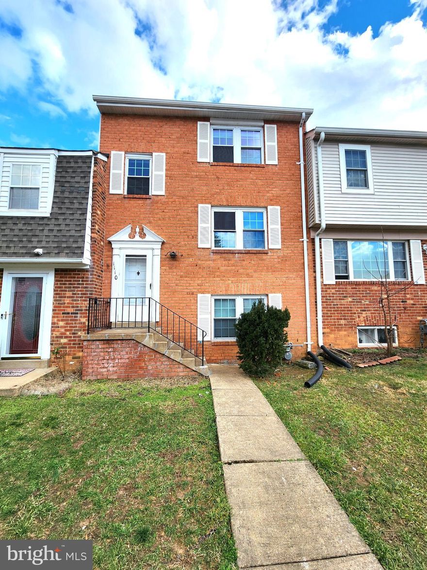 Spacious 3 level townhouse. 4 bed/ 2.5 bath. Specious Rec room at basement level. Many free parking spaces behind backyard. easy to access to route 1 and I-95. washer and dryer in house, New gas range, New dishwasher, New water heater. No Smoking. VRE and Amtrak rail station is just 1.5 mile away.