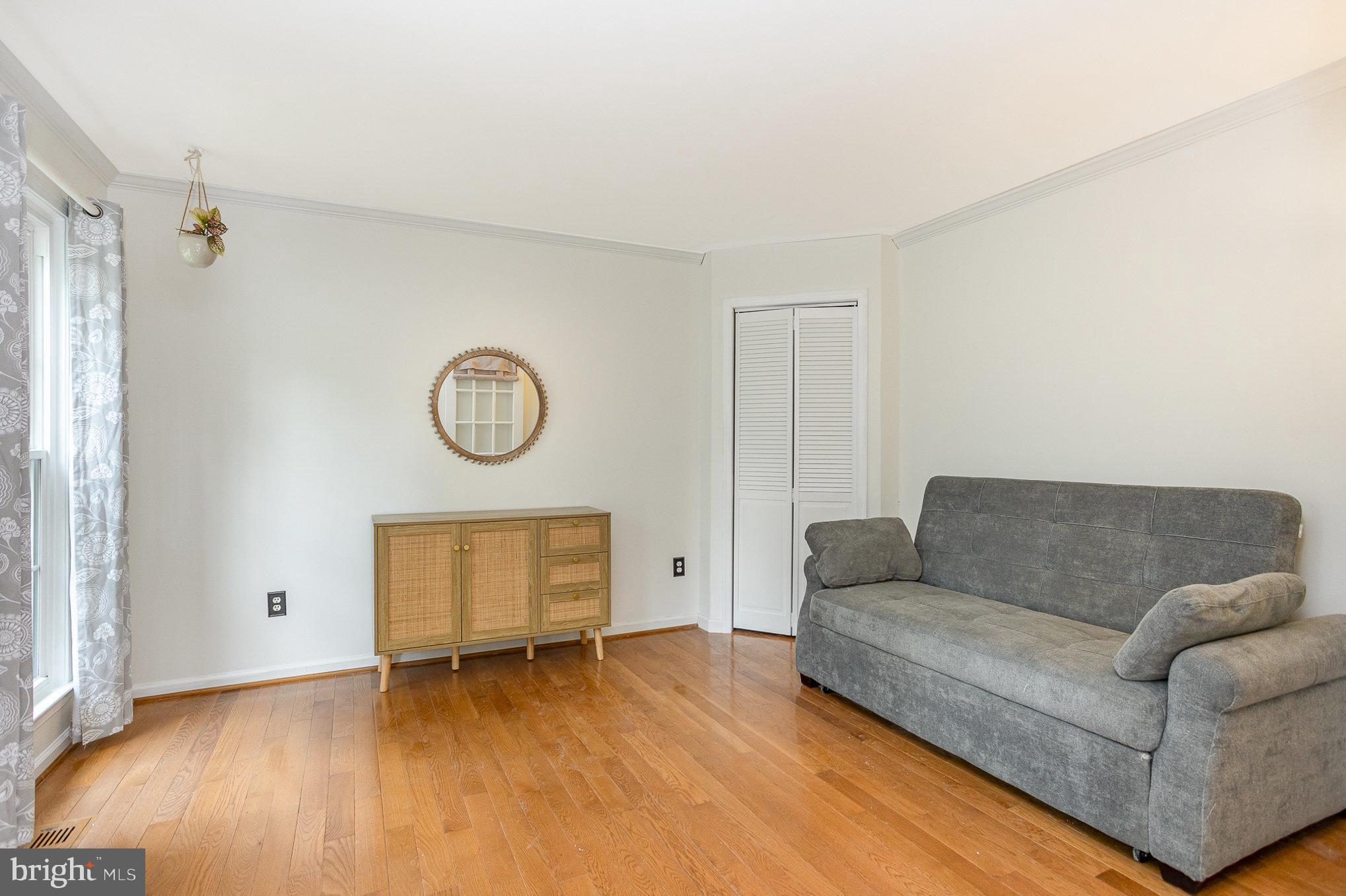 1015 E MACPHAIL