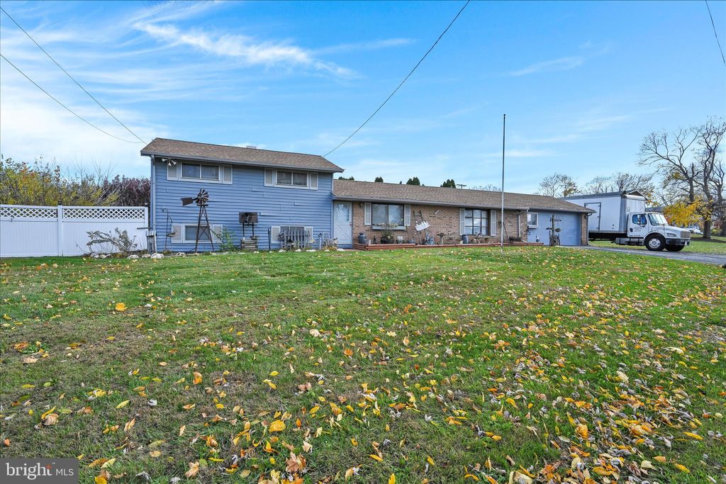 Photo of 91 Hull Dr, YORK, PA 17404 (MLS # PAYK2093360)