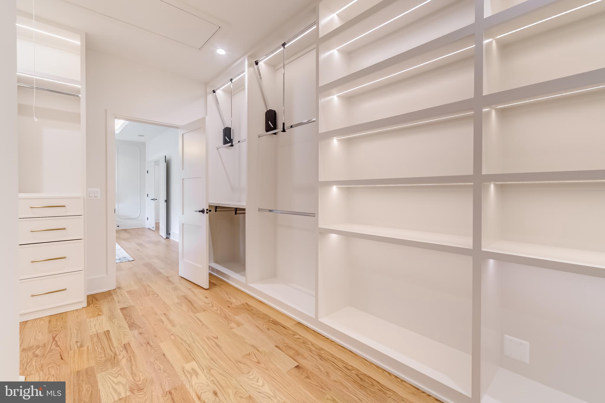 VIENNA WOODS - Residential