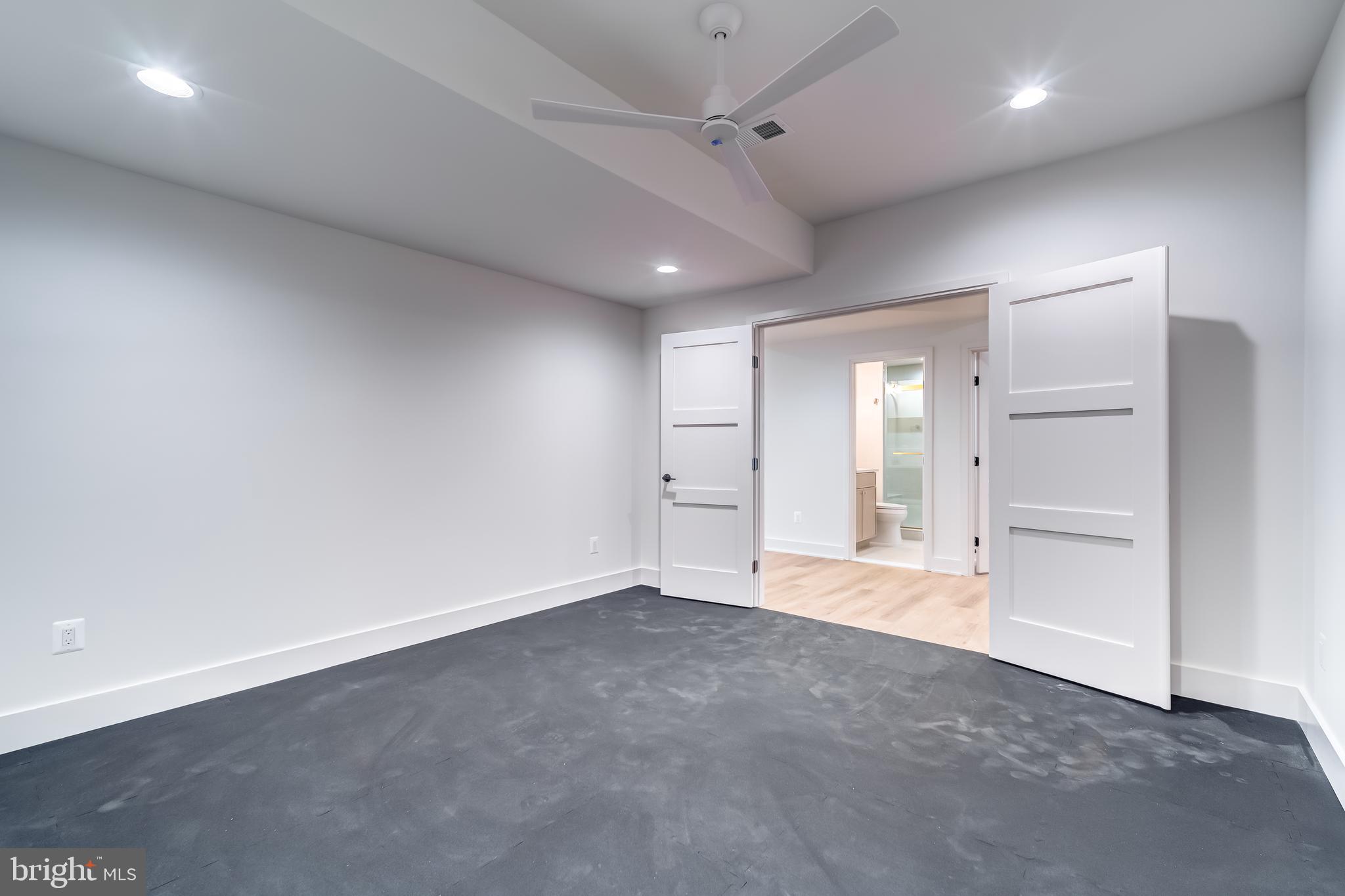 VIENNA WOODS - Residential