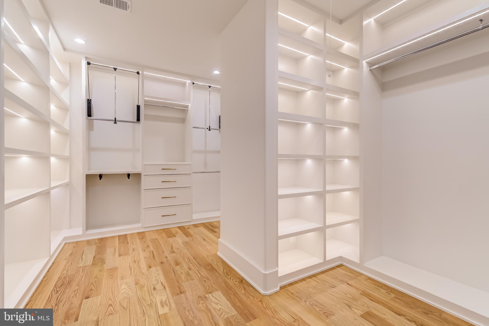 VIENNA WOODS - Residential