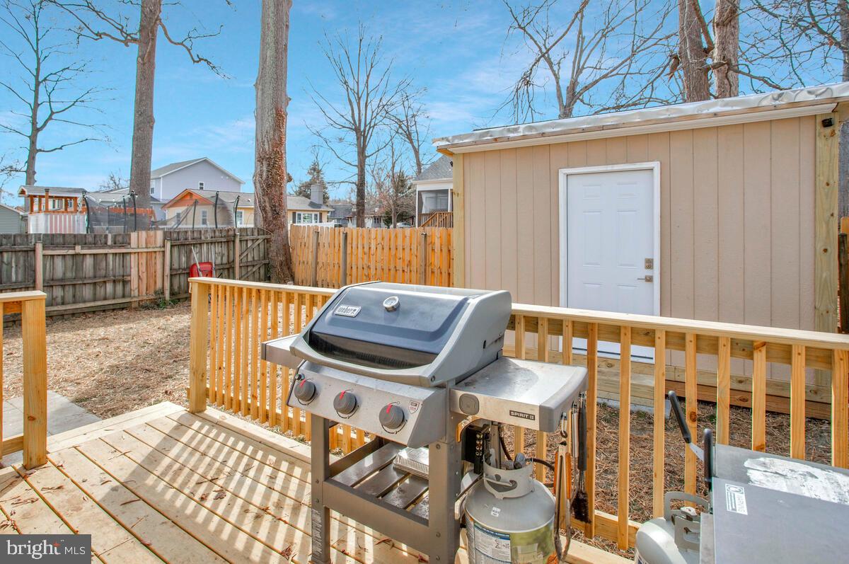 WOODLAND BEACH - Residential