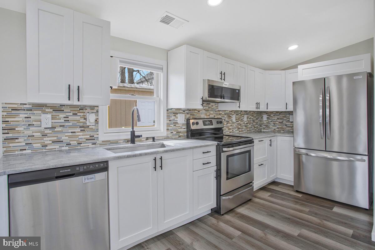 WOODLAND BEACH - Residential