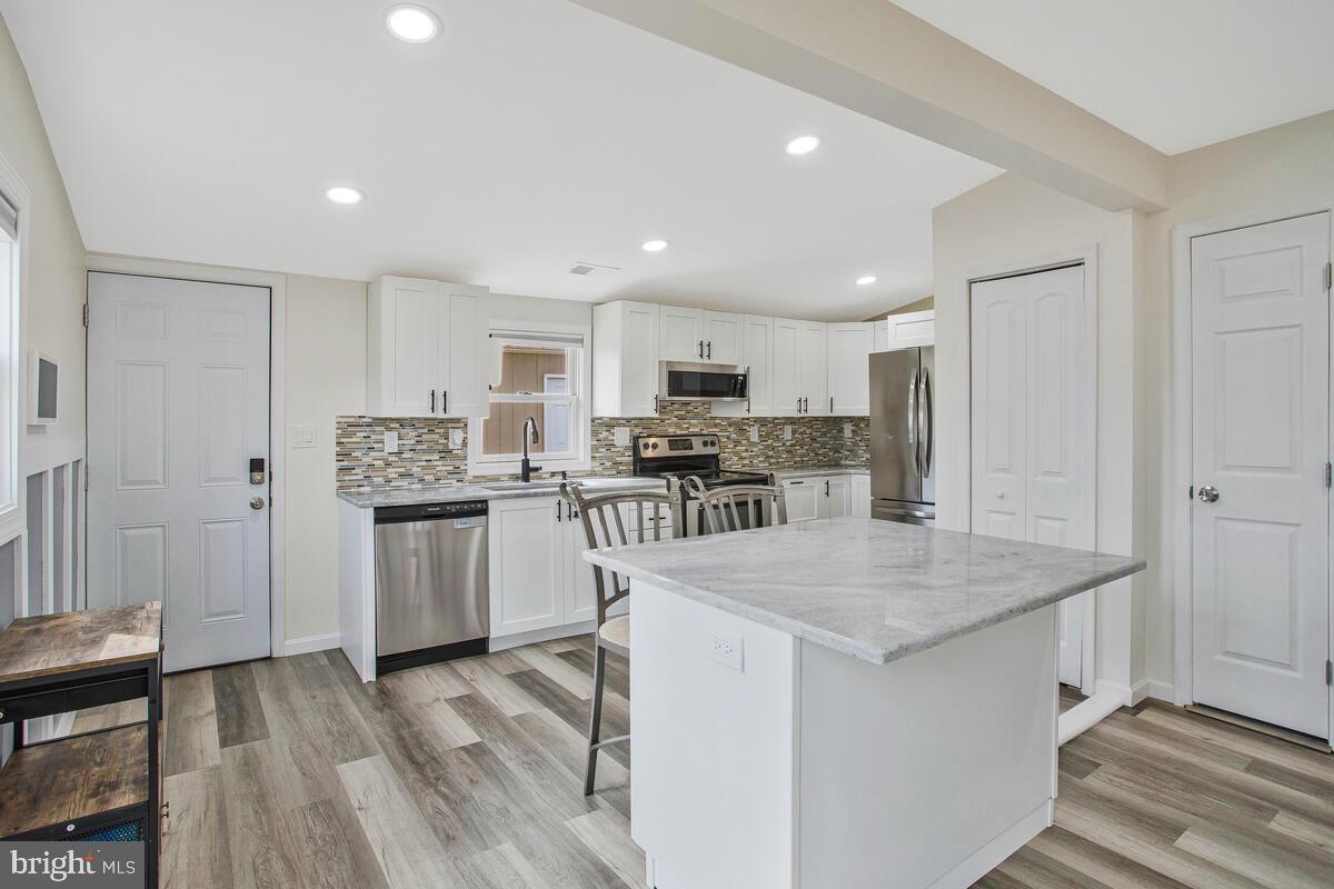 WOODLAND BEACH - Residential