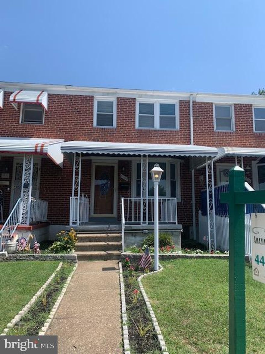 NICE TOWNHOME MOVE IN CONDITION THREE BEDROOM ,GLEAMING HARDWOOD FLOORS AND DINNING AREA.SPACIOUS LOWER LEVEL WITH FENCED YARD.FIRST MONTHS RENT AND SECURITY DEPOSIT REQUIRED. $55.00 per application Starpoint application