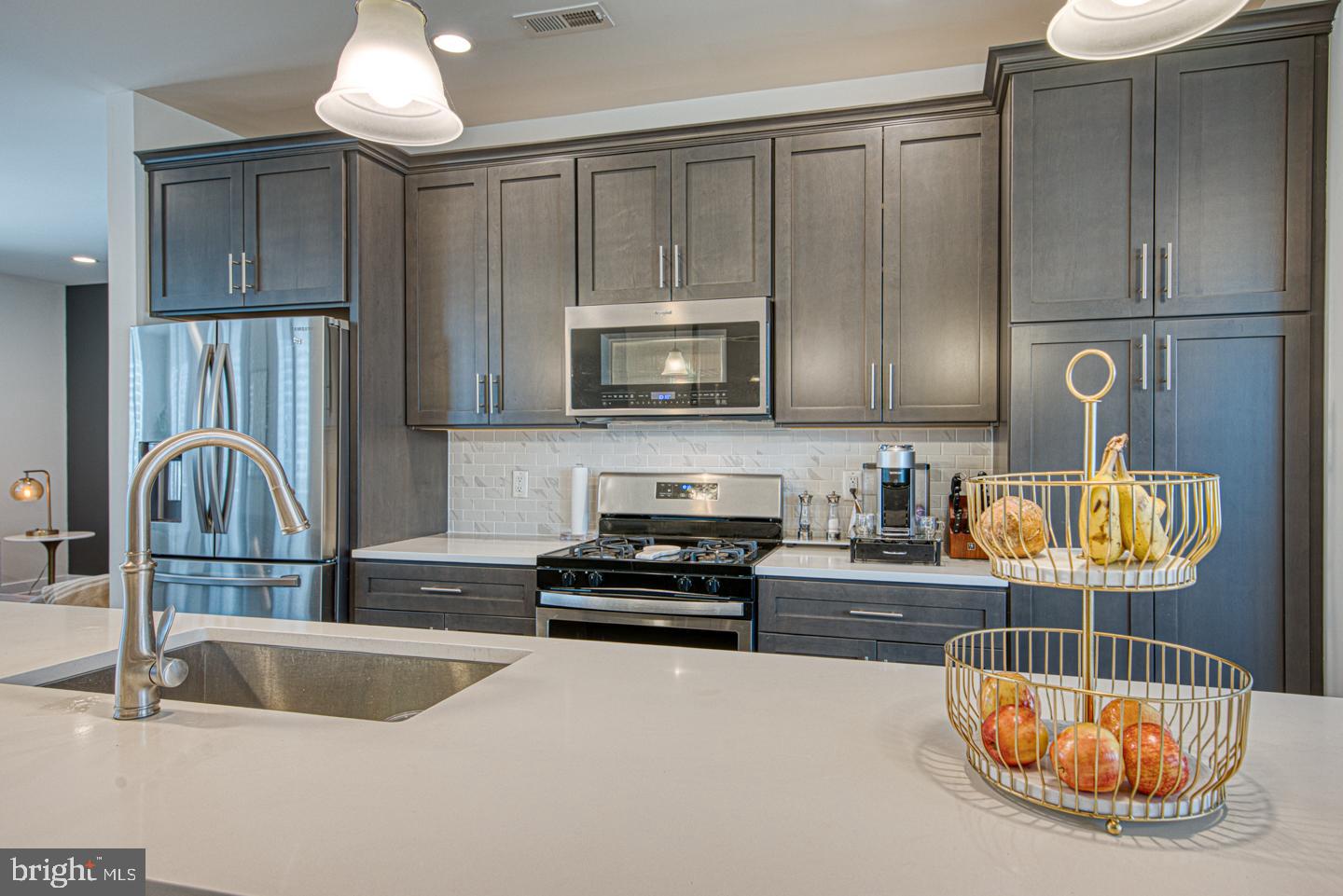 1001 LAKEVIEW COURT 1001