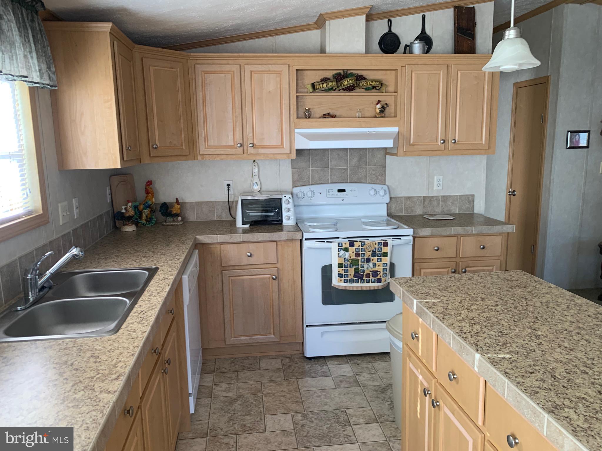 LAKESIDE VILLAGE - Residential