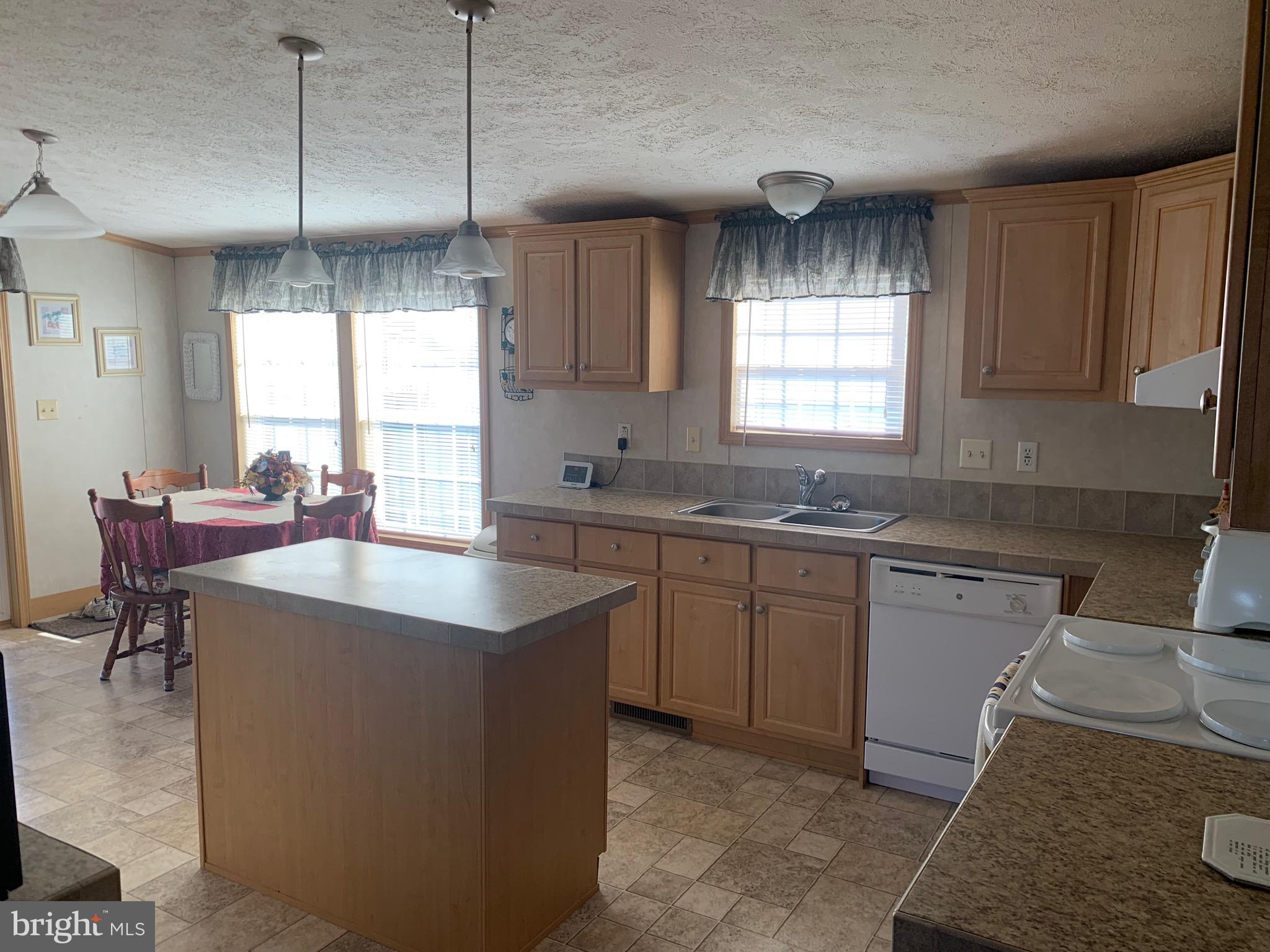 LAKESIDE VILLAGE - Residential