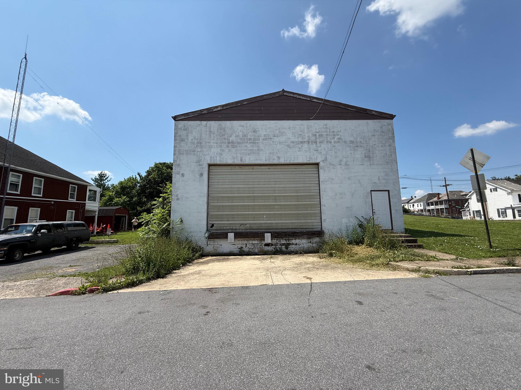 Main image without alt text