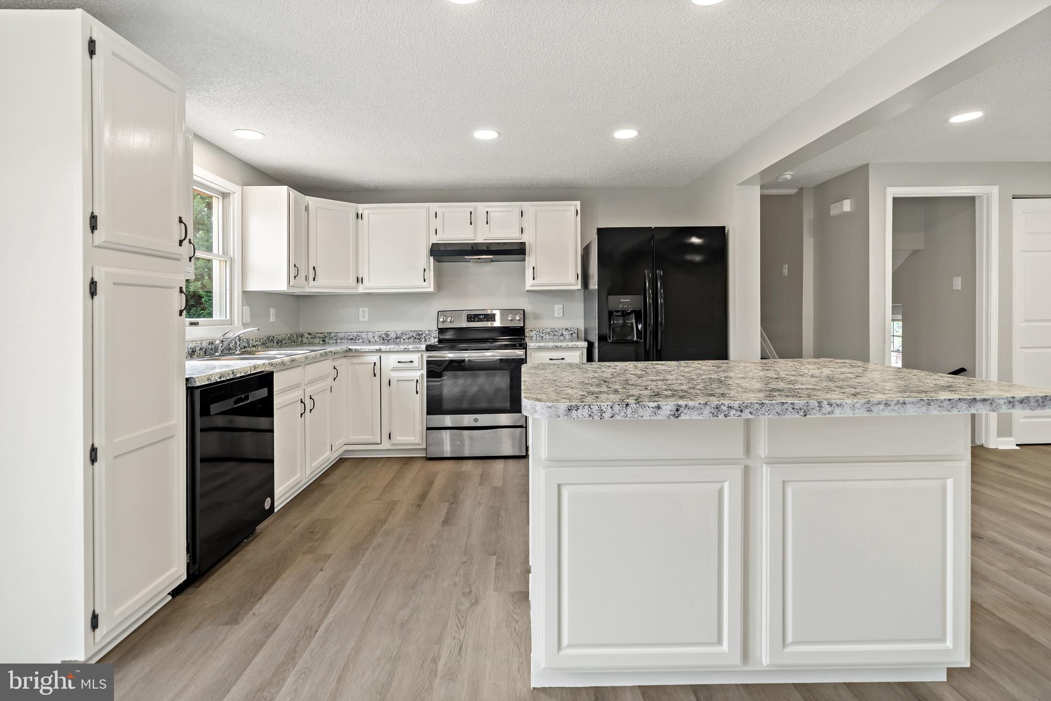 ROLLING HILLS - Residential