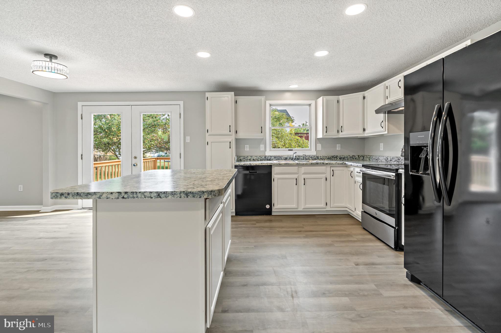 ROLLING HILLS - Residential