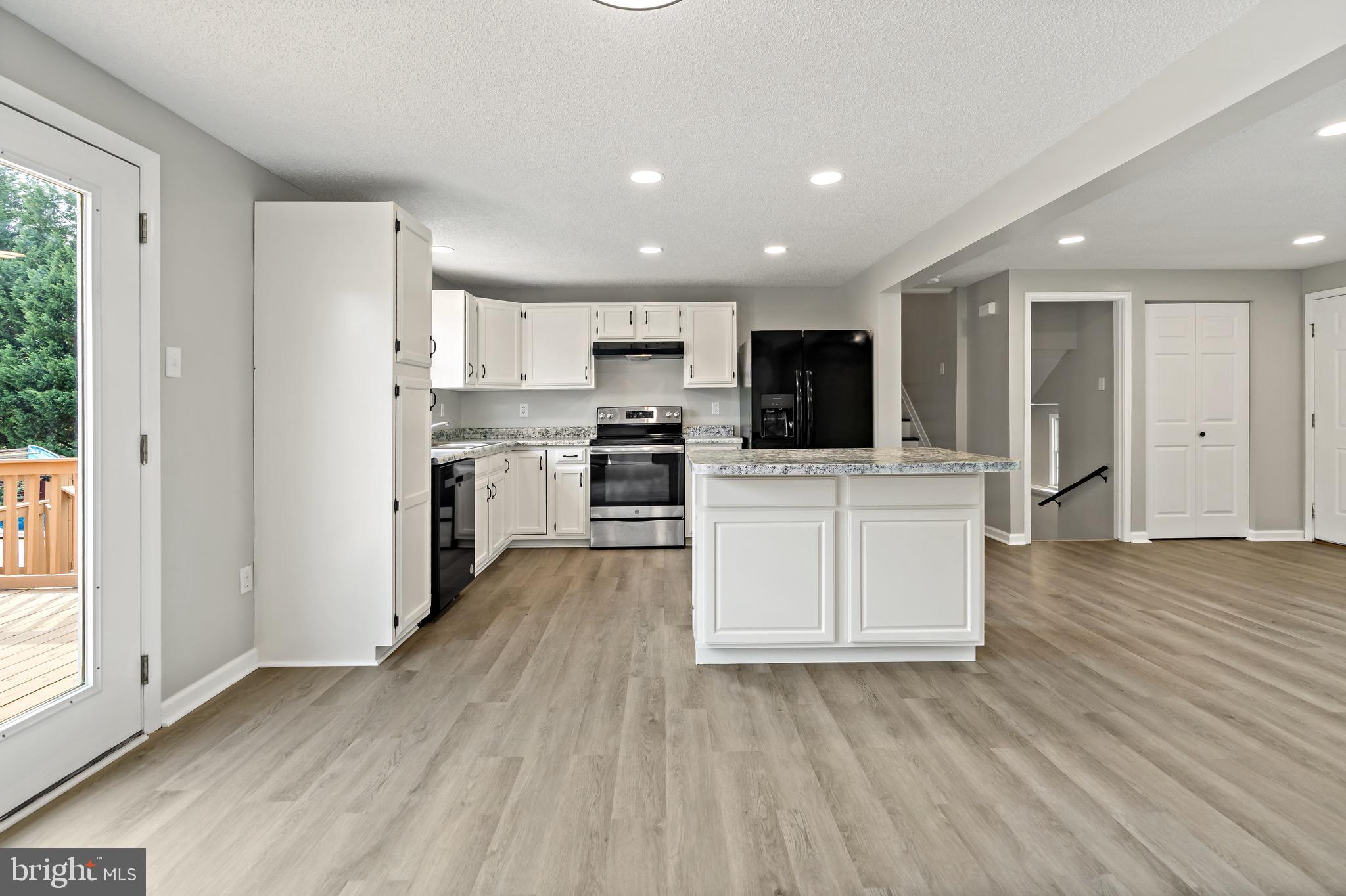 ROLLING HILLS - Residential